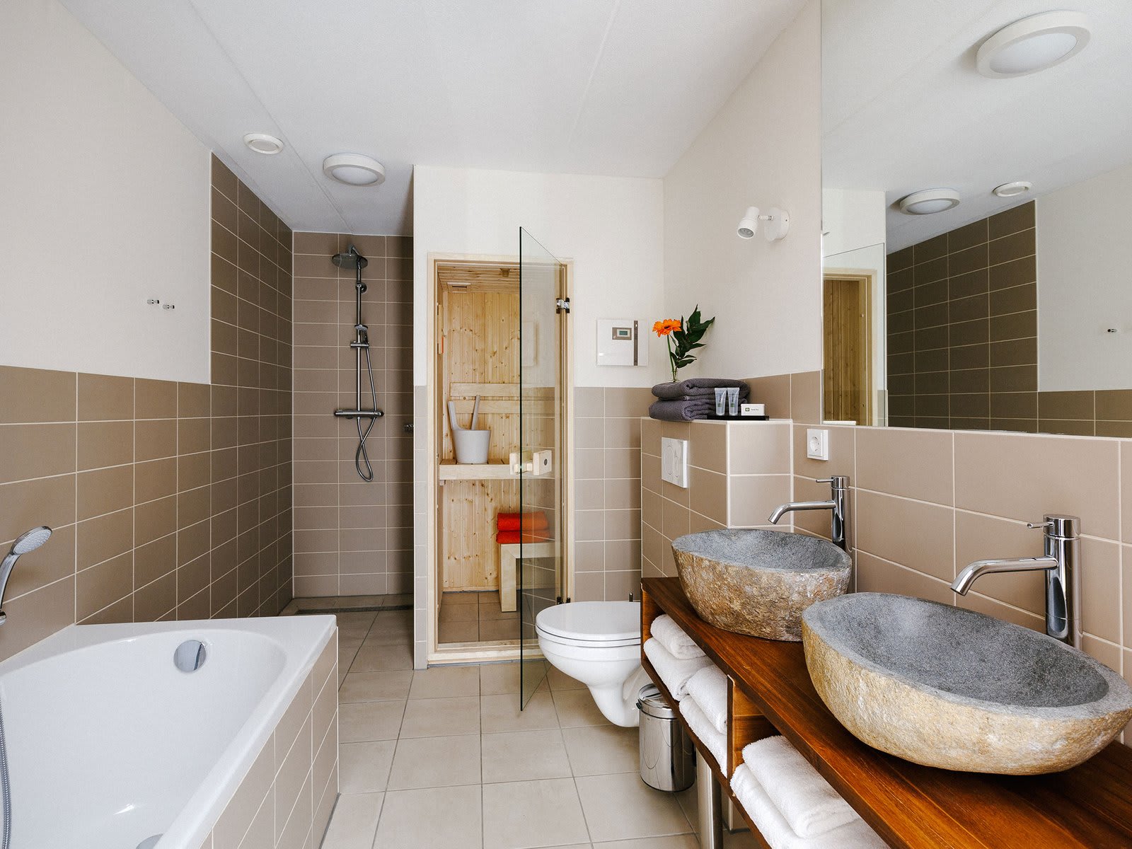 badkamer-wastafel-ligbad-douche-sauna-lodge-sa