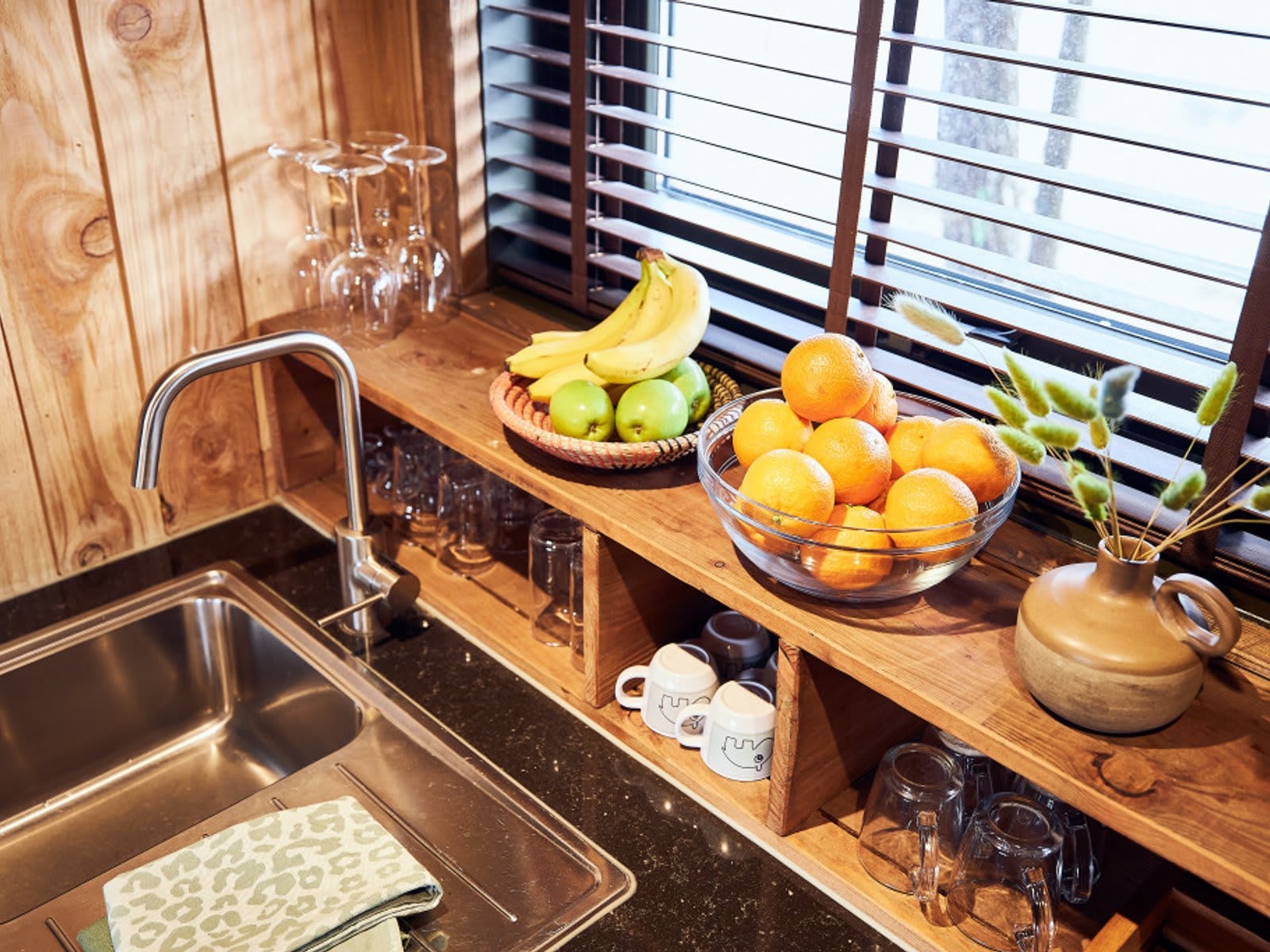 keuken-vensterbank-boomhut-safari-resort-beeks