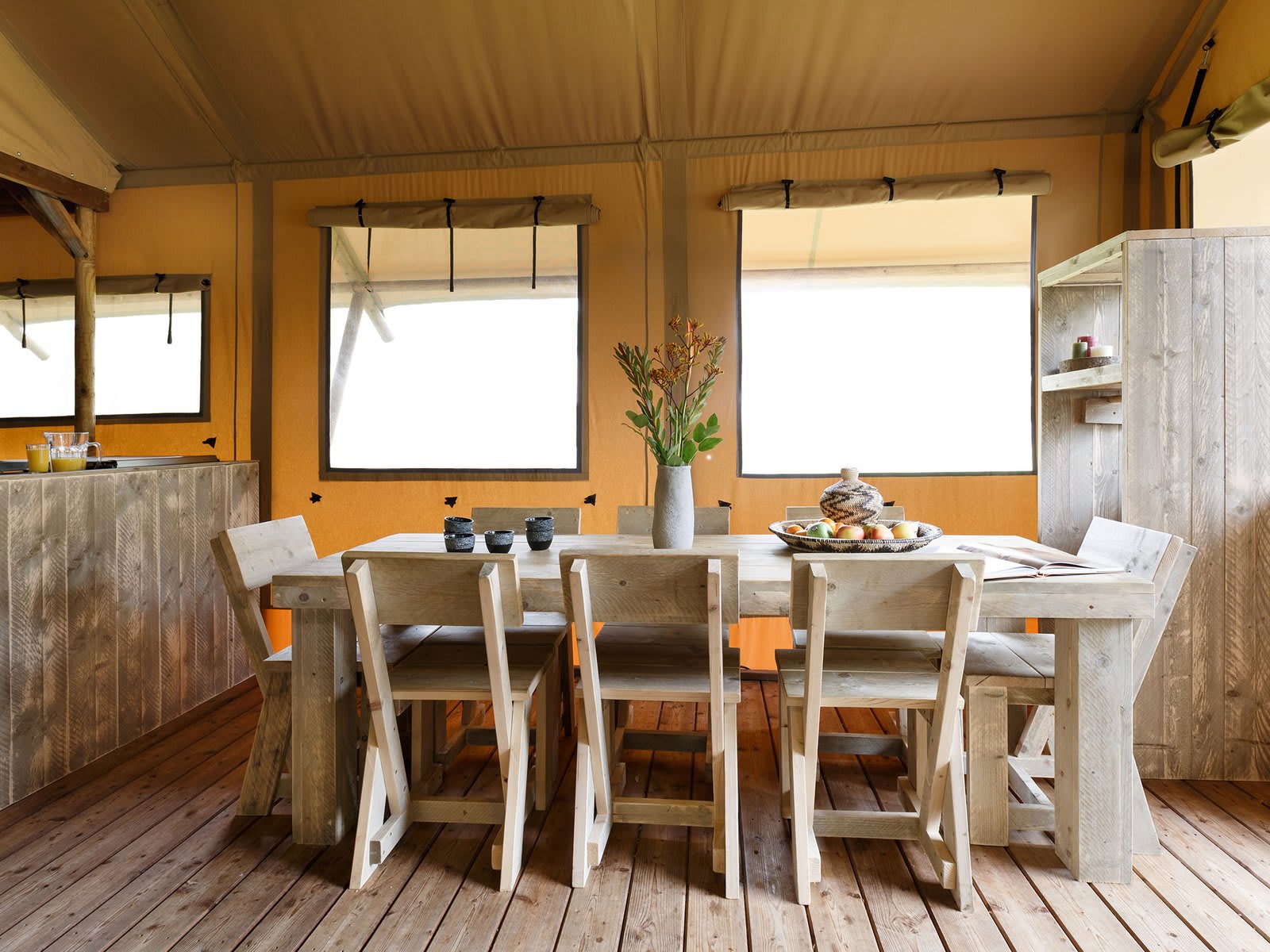 leefruimte-eettafel-tent-safari-resort-beekse-