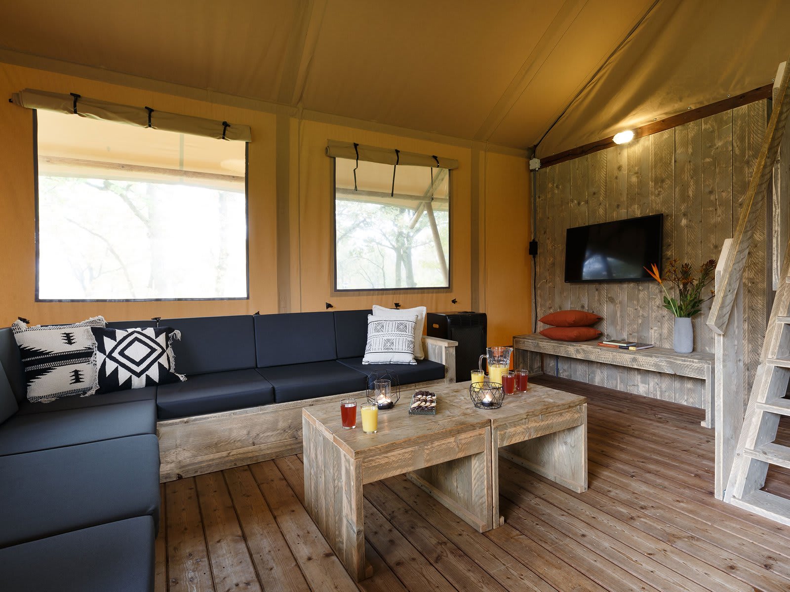 leefruimte-zithoek-tent-safari-resort-beekse-b