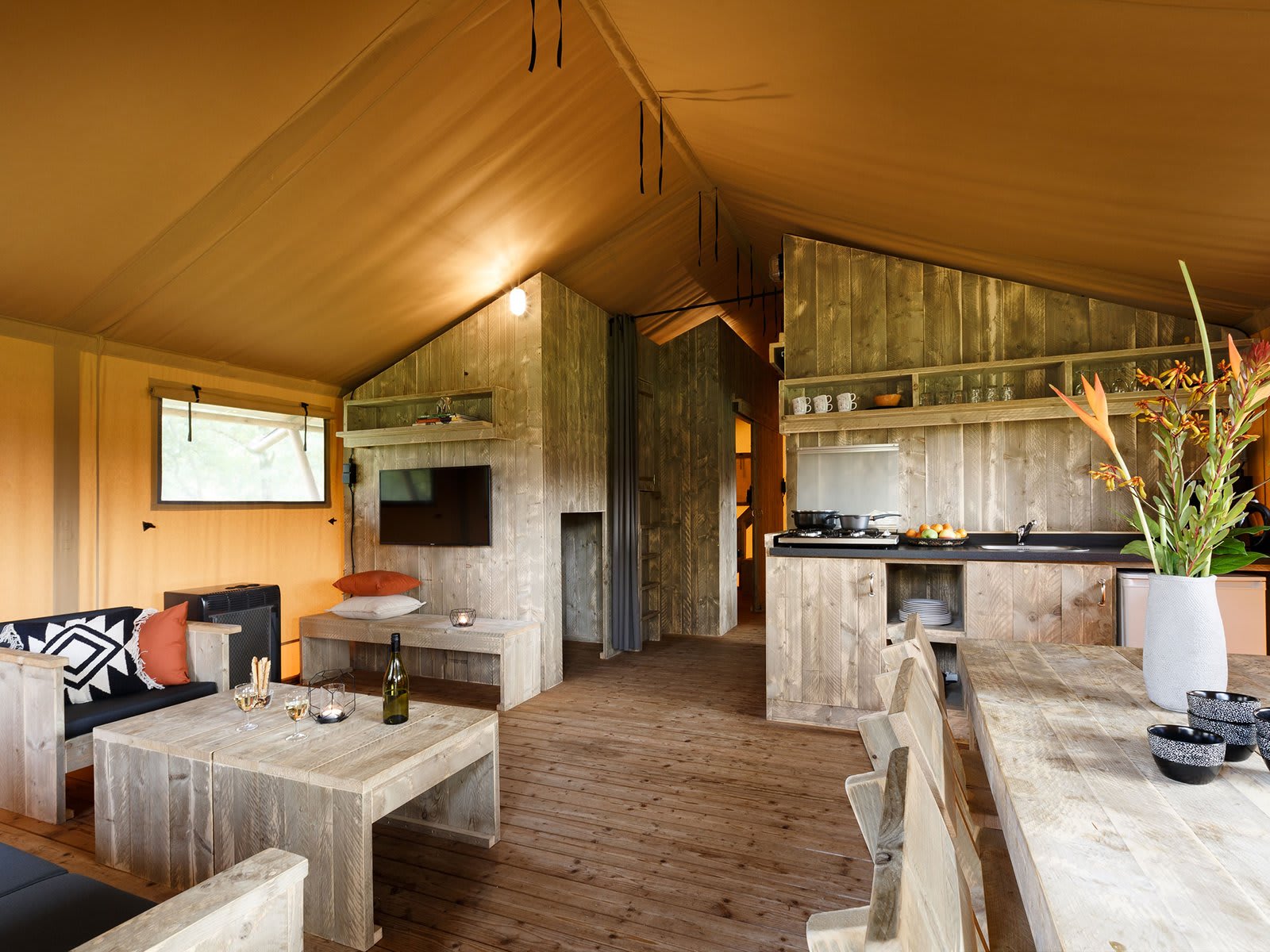 leefruimte-zithoek-tent-safari-resort-beekse-b
