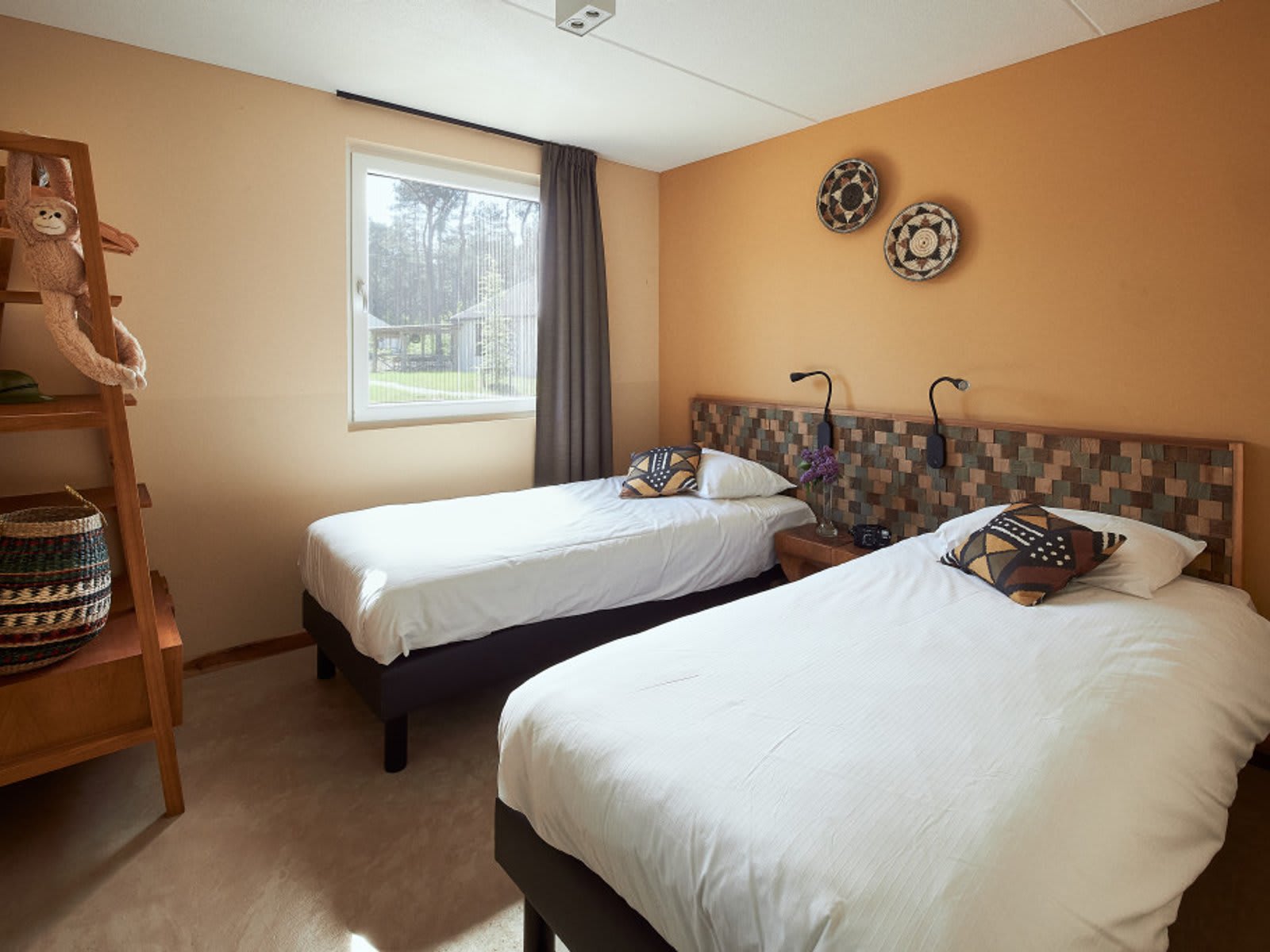 slaapkamer-eenpersoonsbed-lodge-safari-resort-