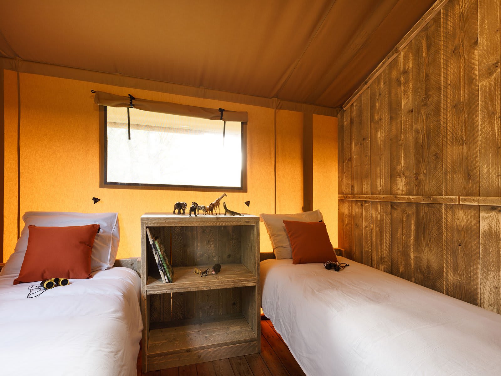 slaapkamer-eenpersoonsbed-tent-safari-resort-b