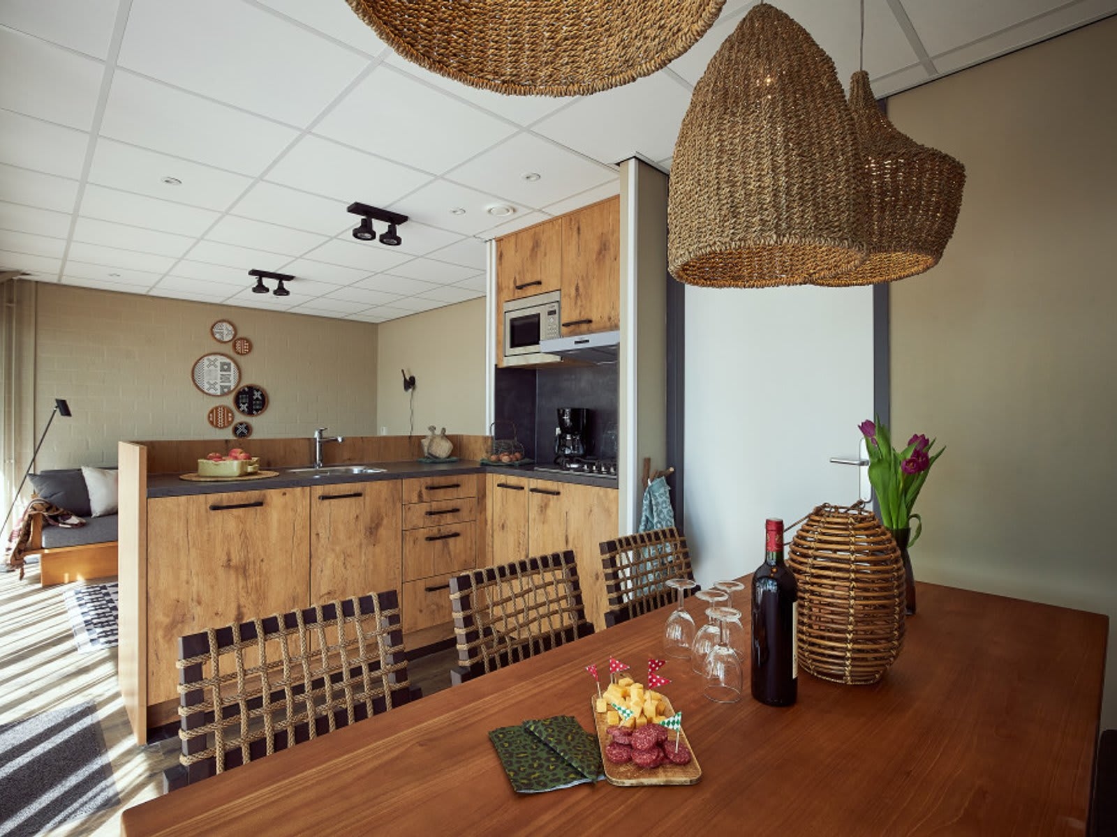 keuken-eettafel-jungalow-restyled-lake-resort-