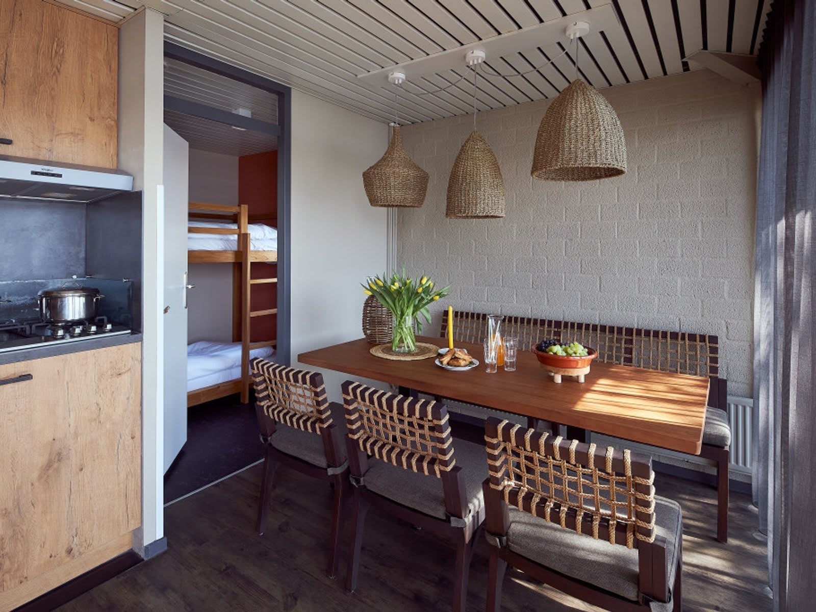 keuken-eettafel-jungalow-restyled-lake-resort-