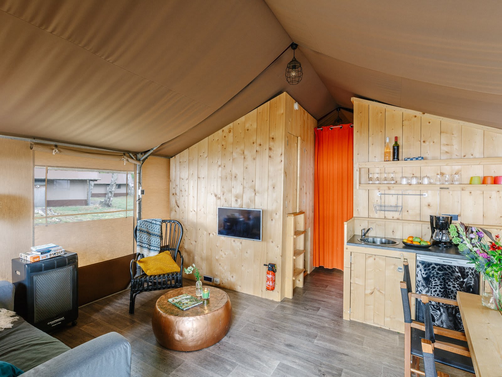 leefruimte-zithoek-big-five-safaritent-lake-re