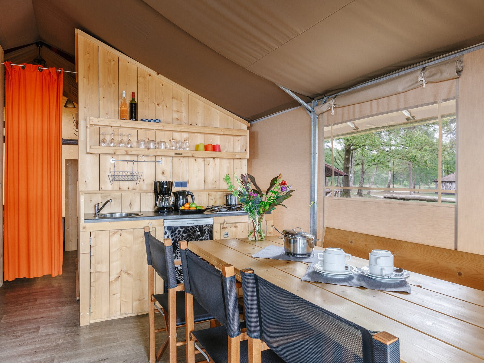 keuken-eettafel-big-five-safaritent-lake-resor