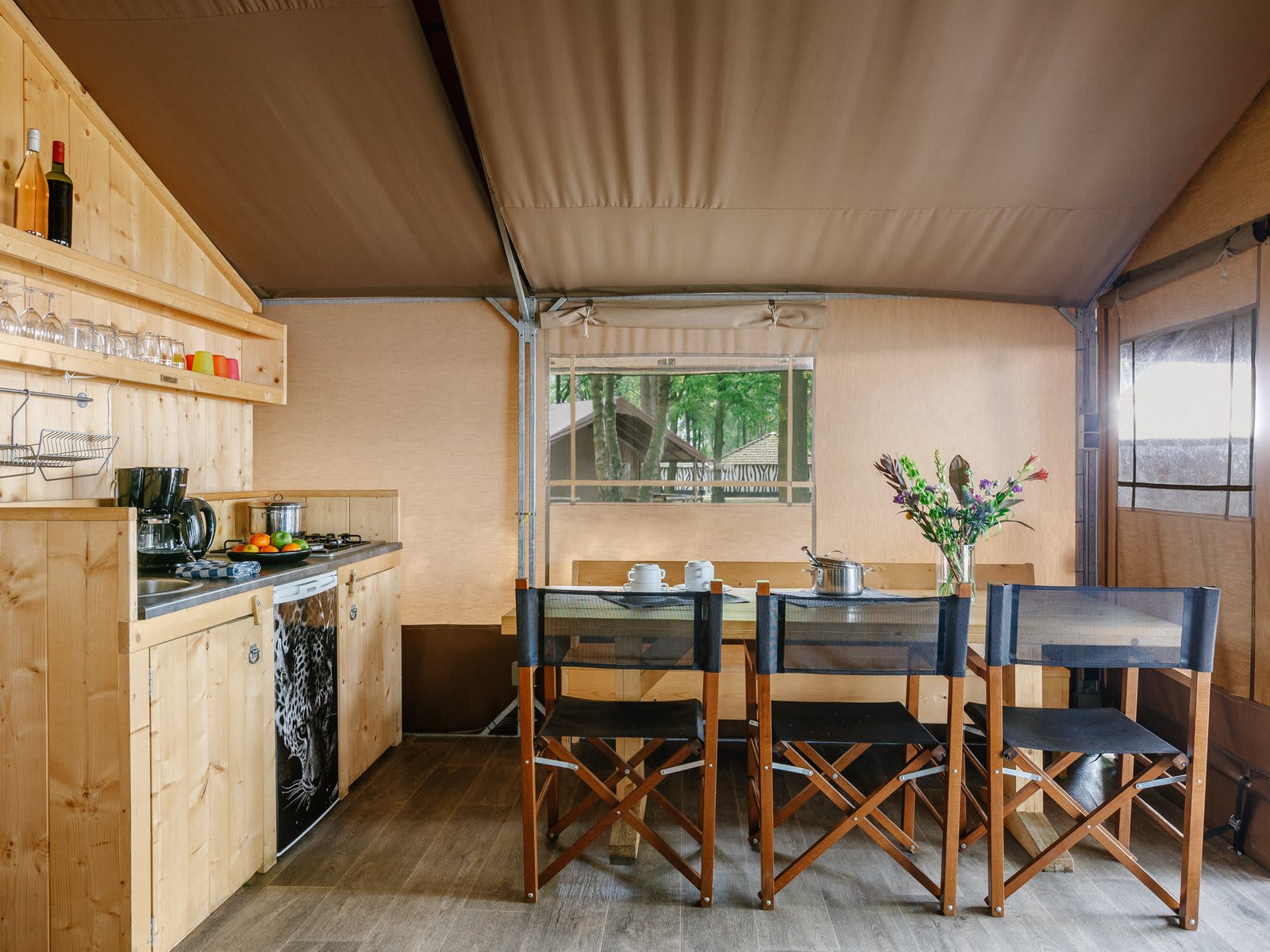 keuken-aanrecht-eettafel-big-five-safaritent-l