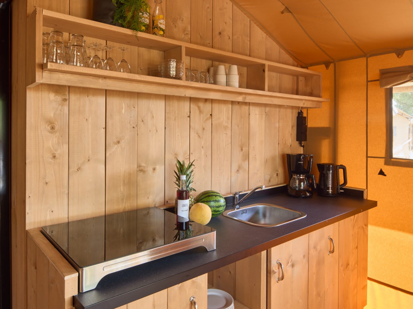 keuken-aanrecht-darwin-safaritent-lake-resort-