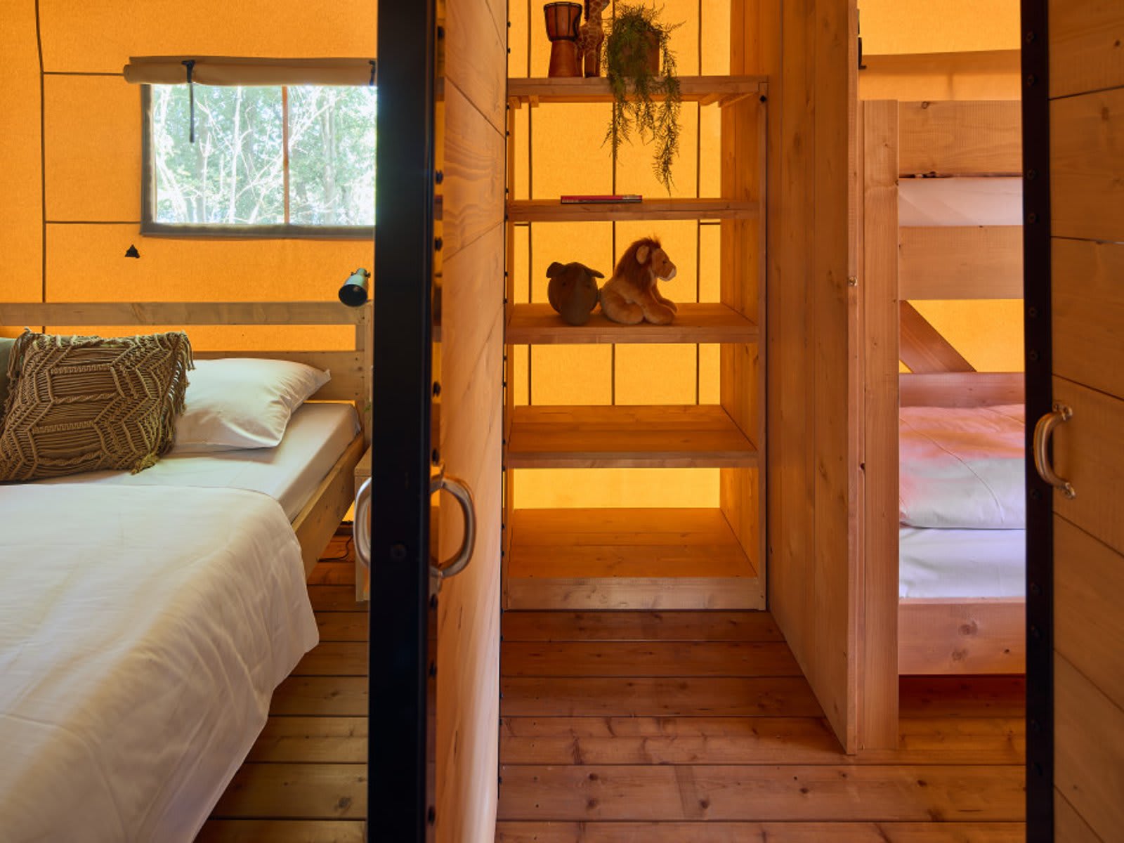 slaapkamer-darwin-safaritent-lake-resort-beeks