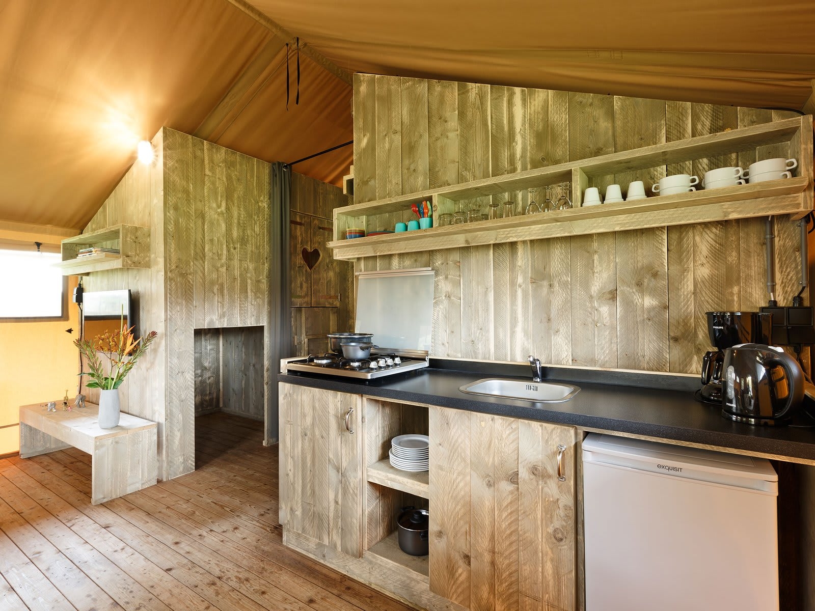 keuken-aanrecht-stanley-safaritent-lake-resort