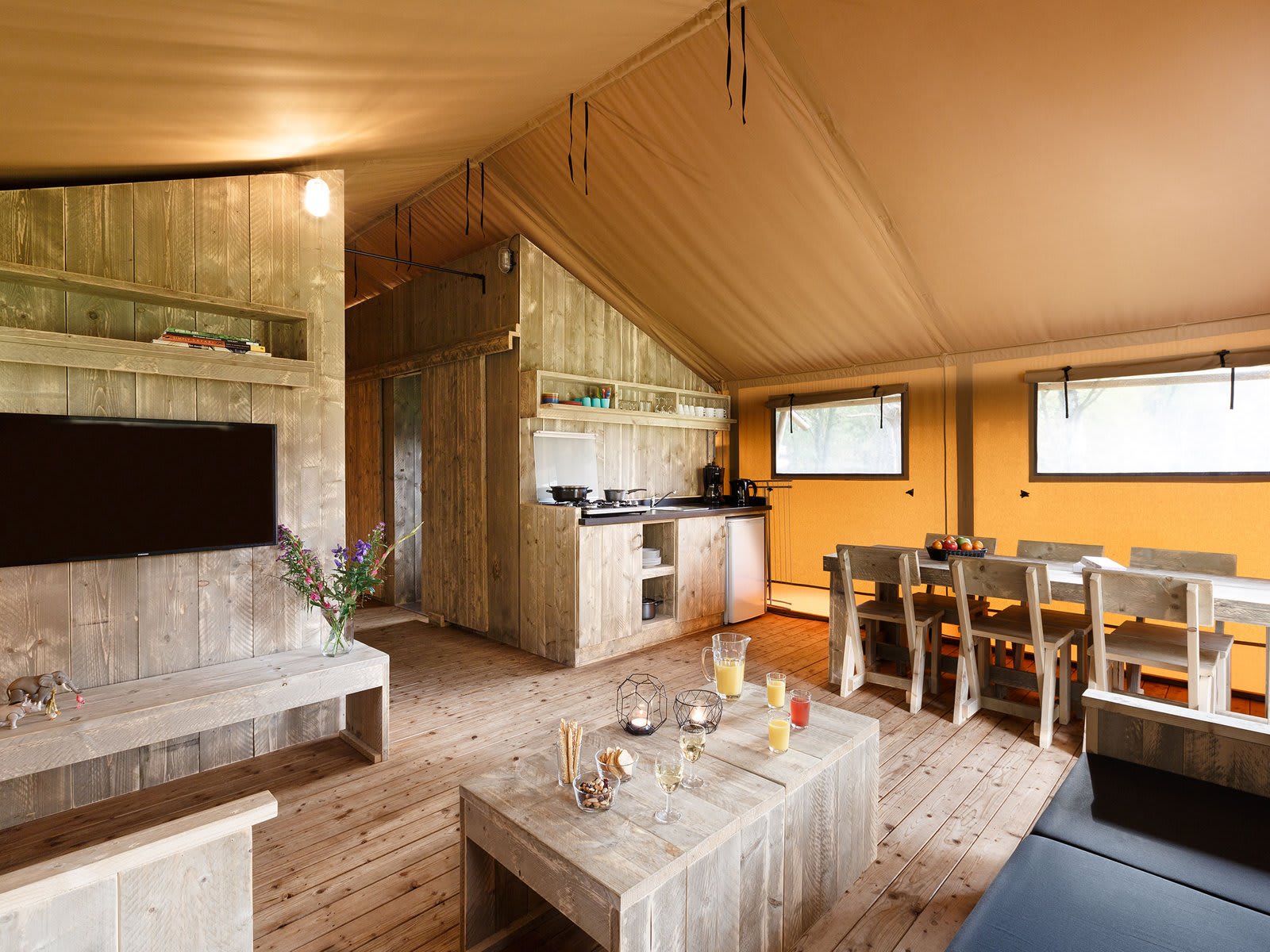 leefruimte-zithoek-tv-stanley-safaritent-lake-