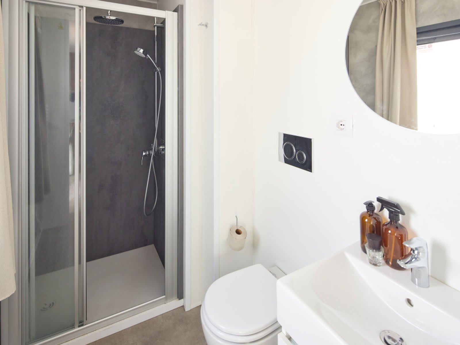 badkamer-douche-toilet-wastafel-forest-cabin-l