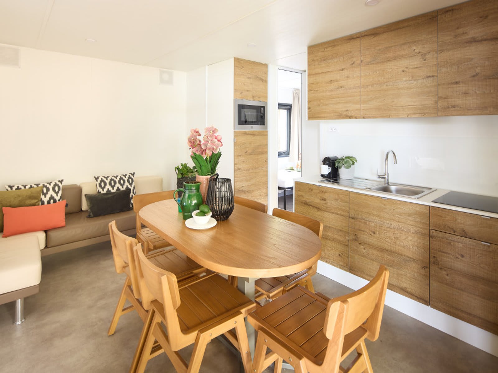 leefruimte-eettafel-zithoek-forest-cabin-lake-