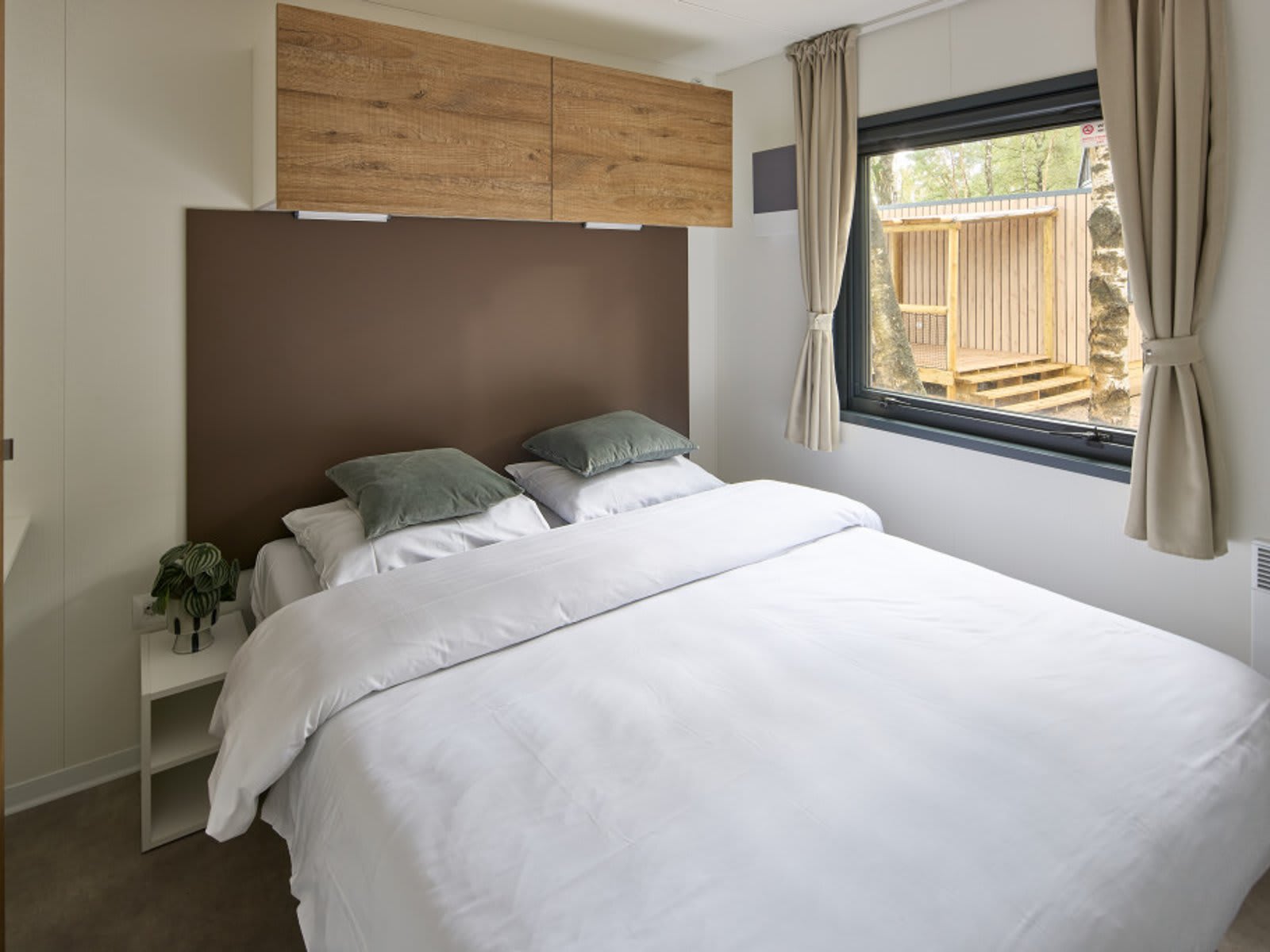 slaapkamer-tweepersoonsbed-forest-cabin-lake-r