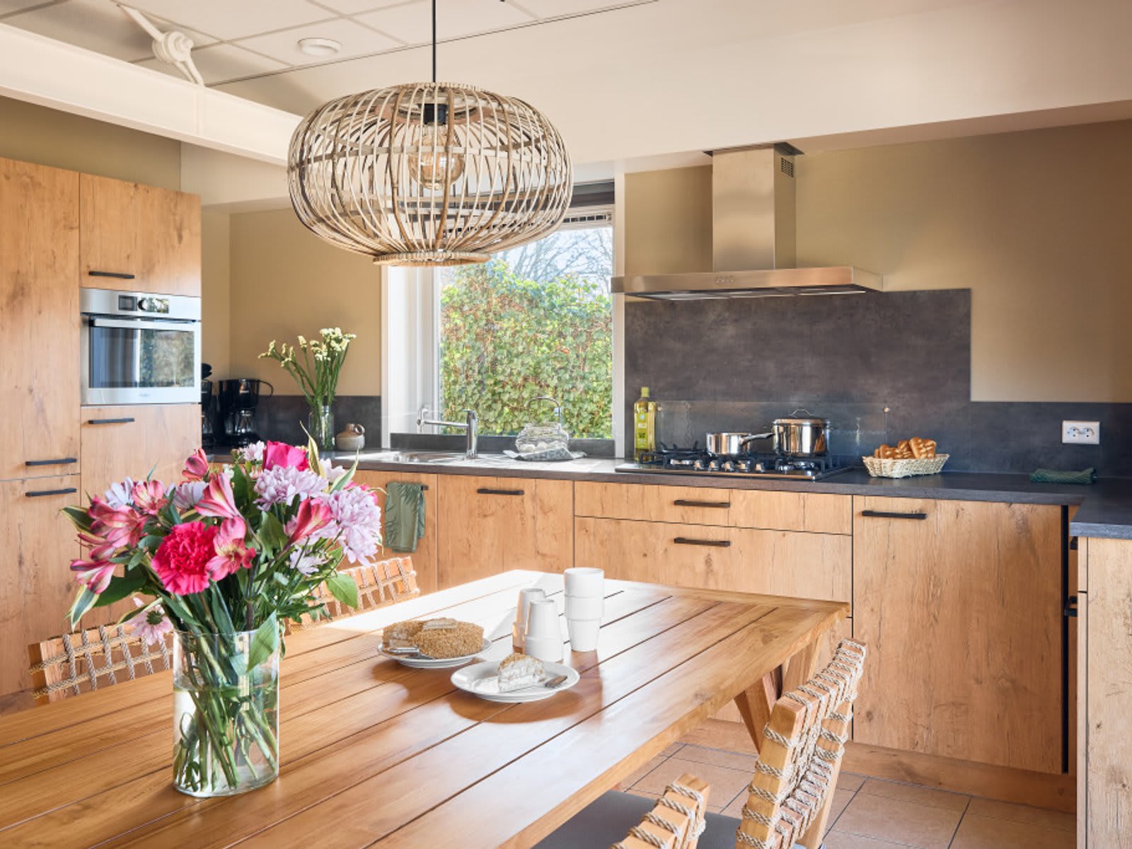 keuken-eettafel-groespjungalow-victoria-beach-