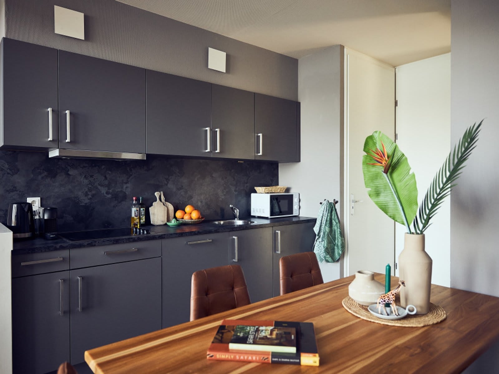 keuken-eettafel-aanrecht-villa-maji-lake-resor