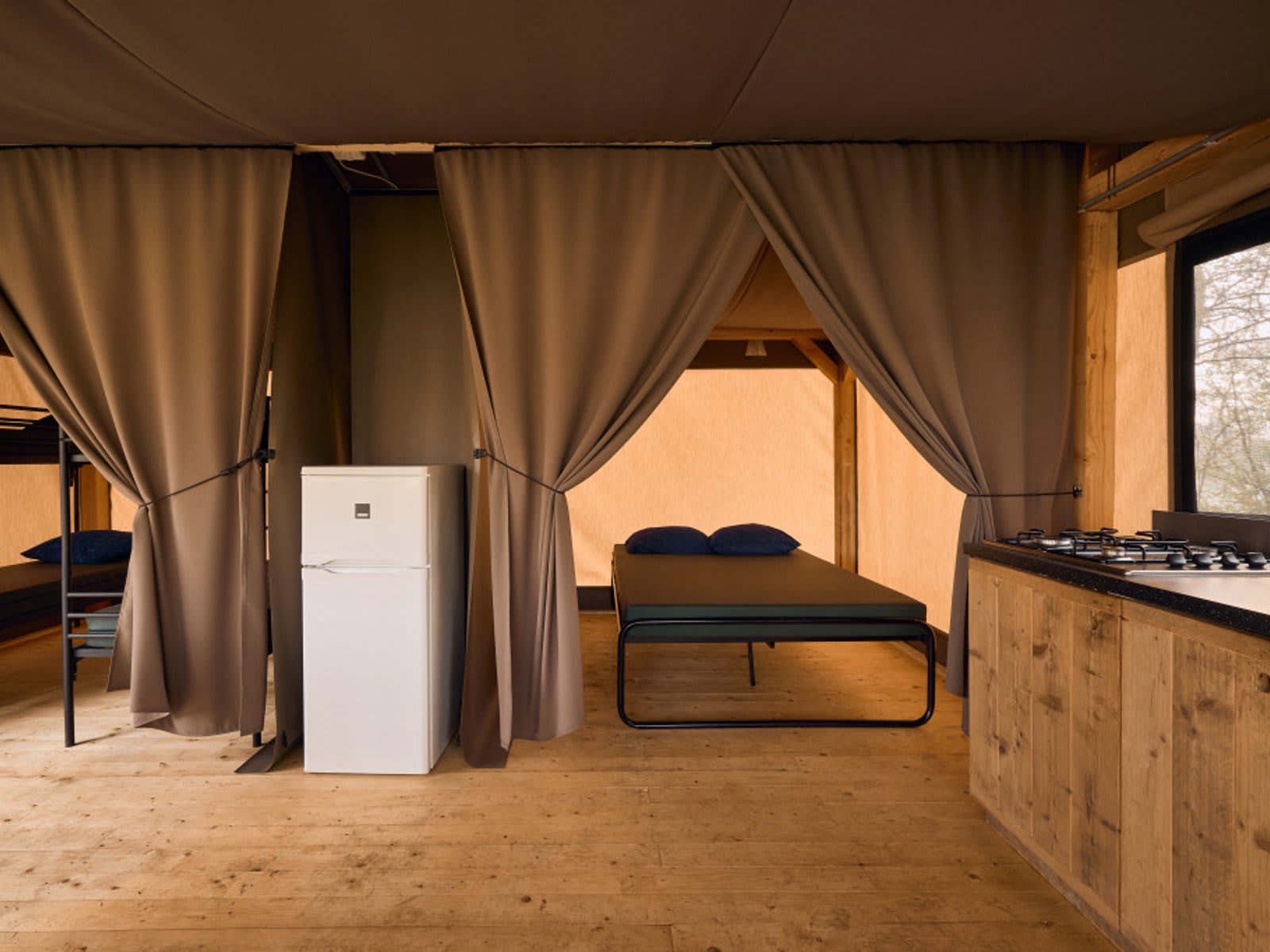 leefruimte-bungalowtent-lake-resort-beekse-ber