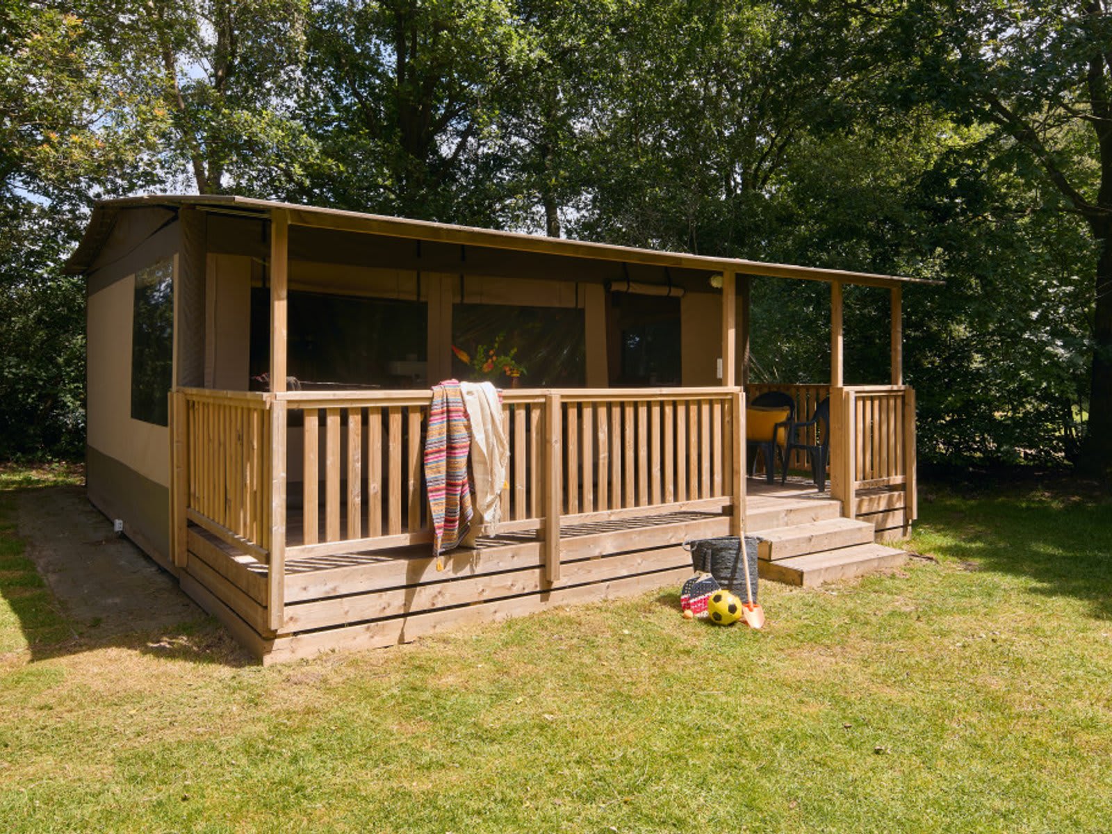 accommodatie-bungalowtent-lake-resort-beekse-b