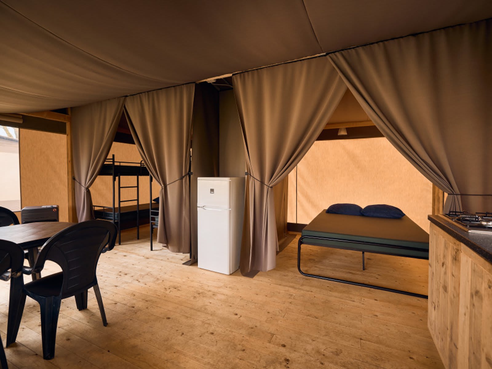 leefruimte-bungalowtent-lake-resort-beekse-ber