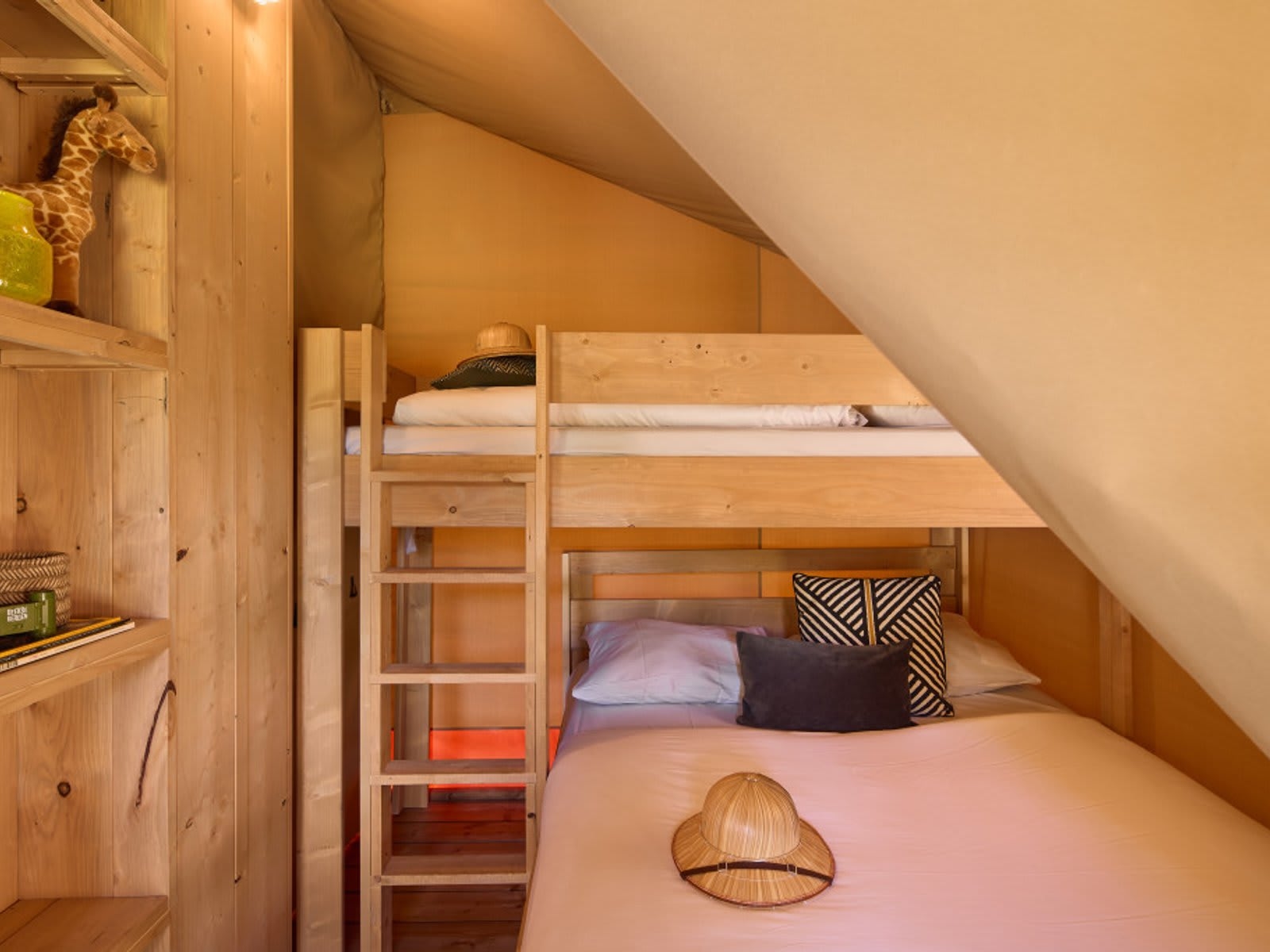 slaapkamer-bungalowtent-lake-resort-beekse-ber