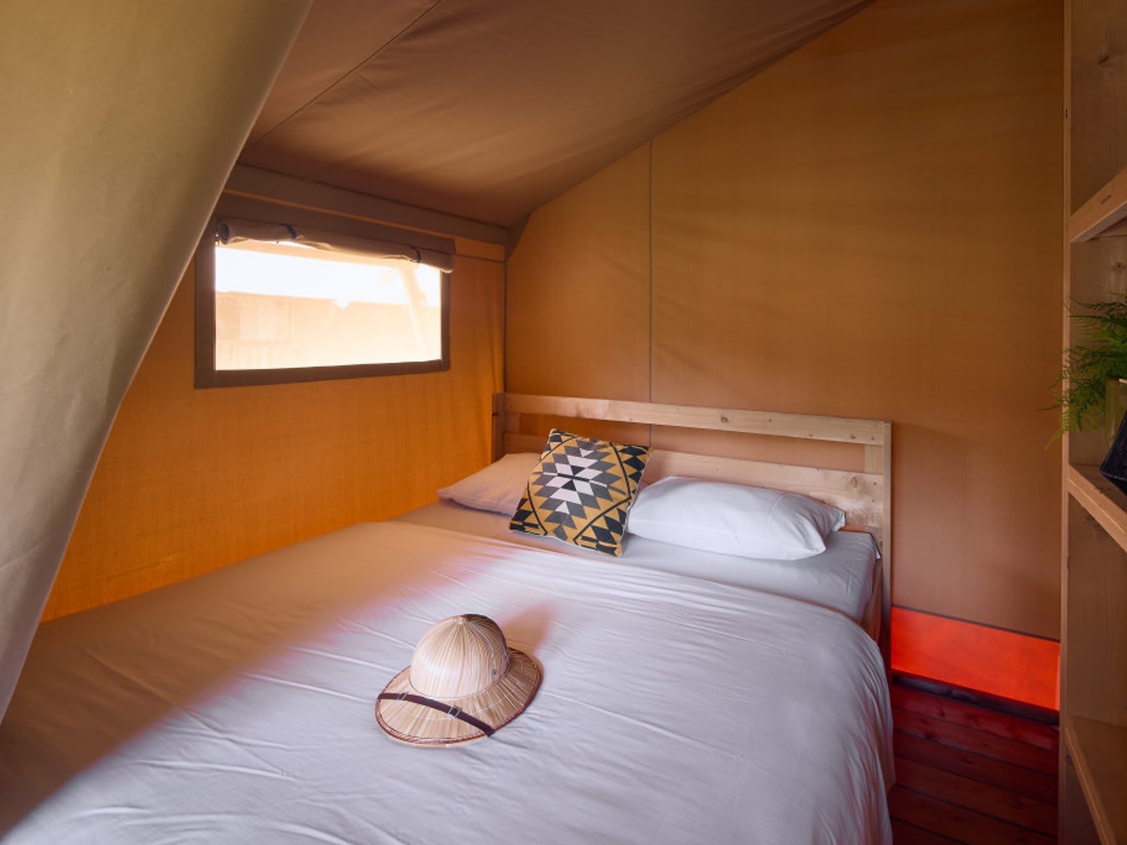 slaapkamer-tweepersoonsbed-bungalowtent-lake-r
