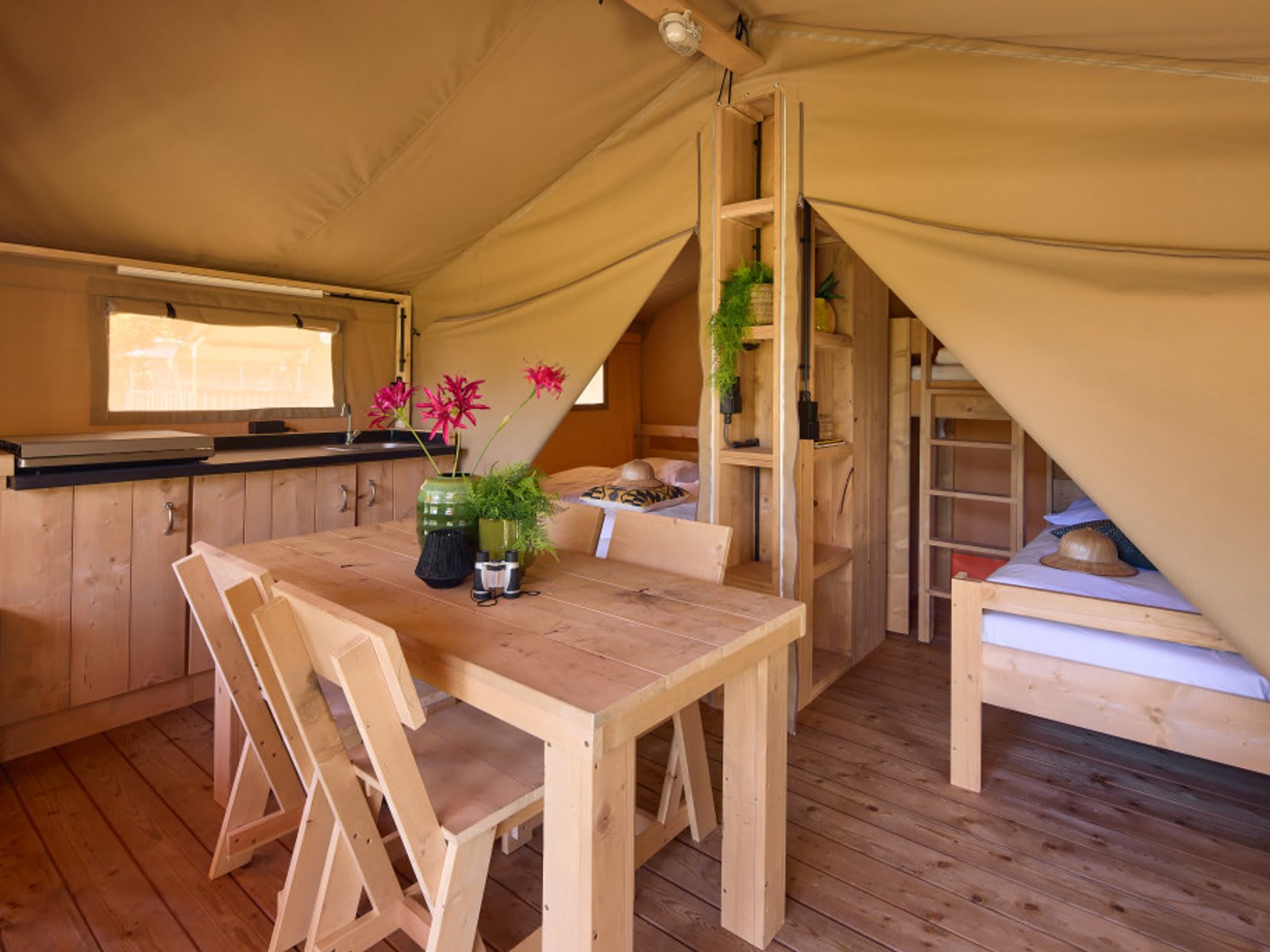 leefruimte-bungalowtent-lake-resort-beekse-ber