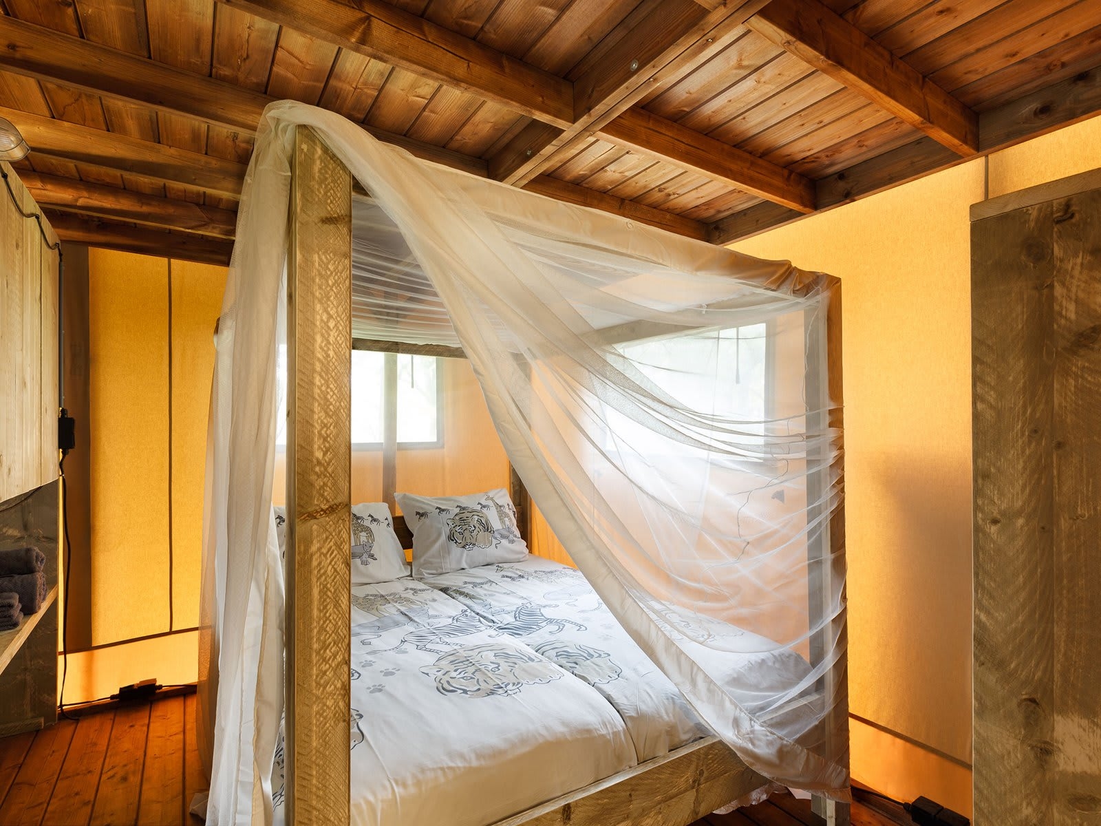 slaapkamer-tweepersoonsbed-safaritent-lake-res