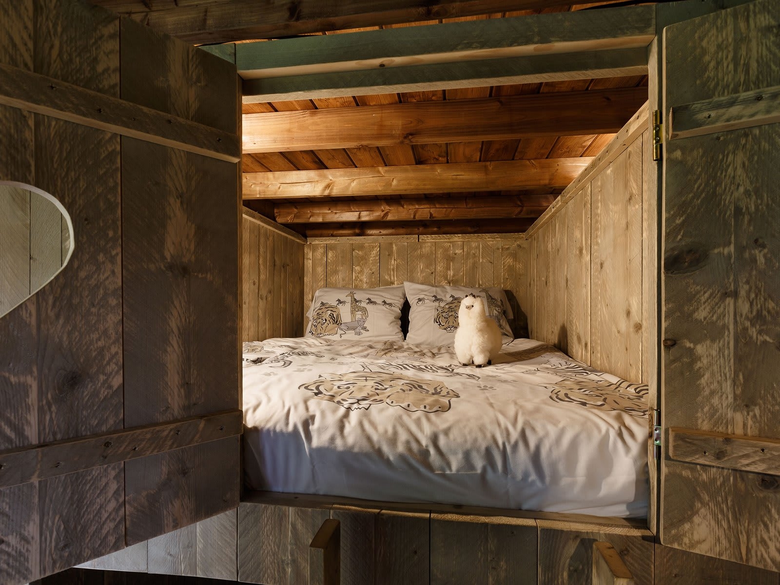 slaapkamer-bedstee-safaritent-lake-resort-beek