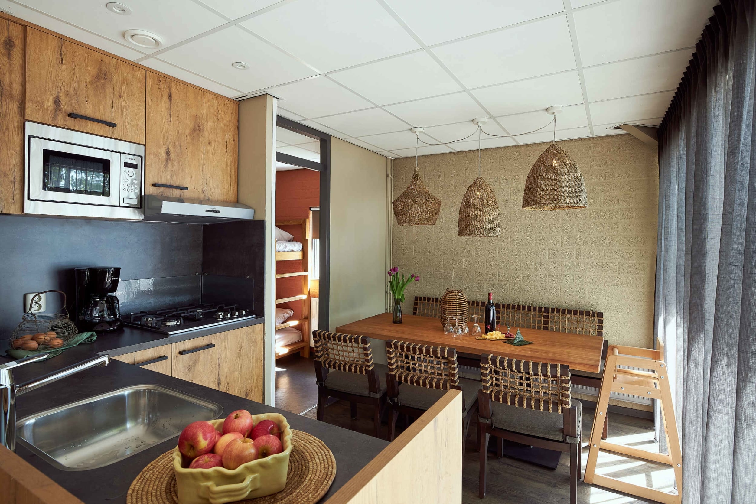 eetkamer-keuken-eettafel-borrelen-jungalow-lak