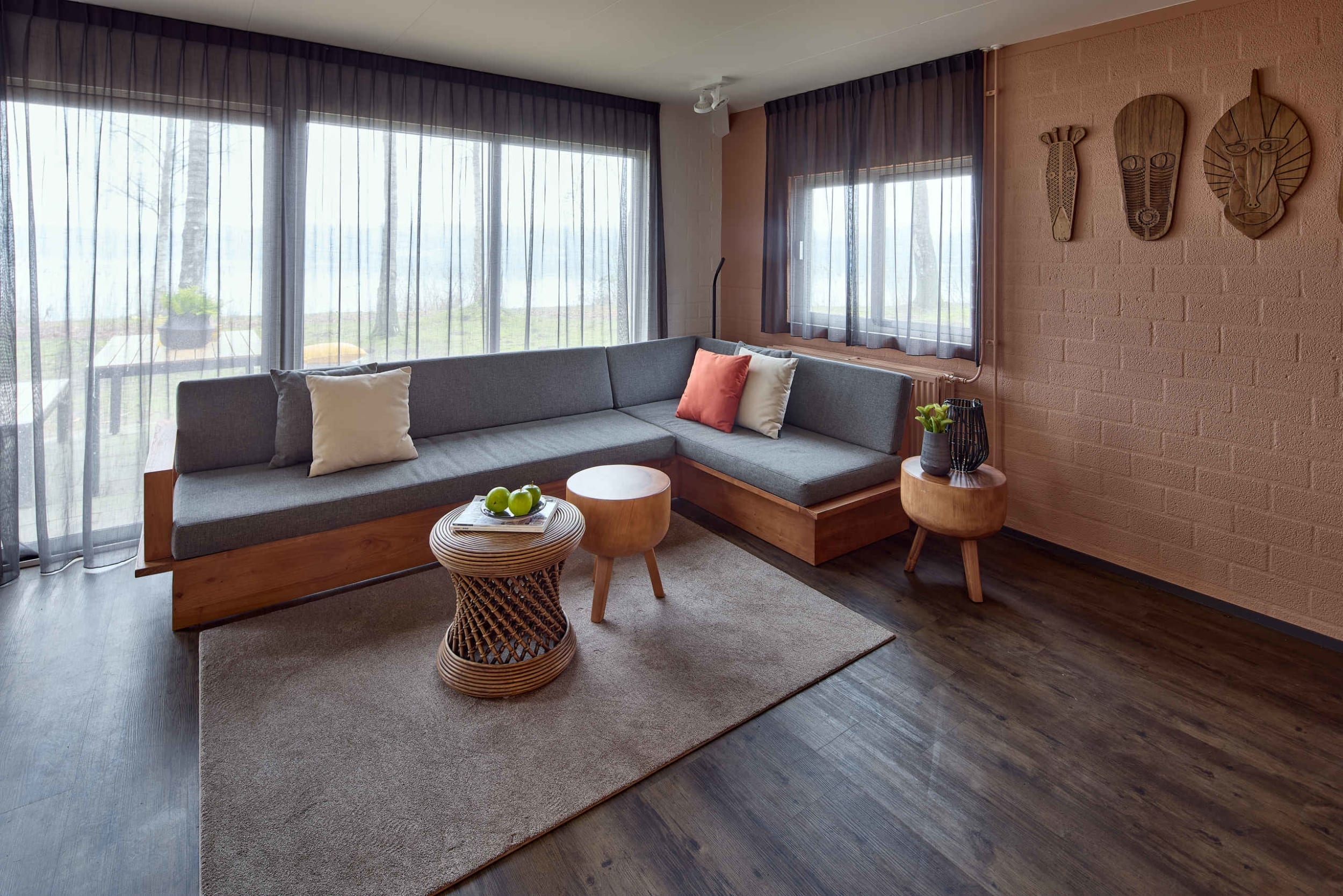 bank-woonkamer-uitzicht-jungalow-plus-lake-res