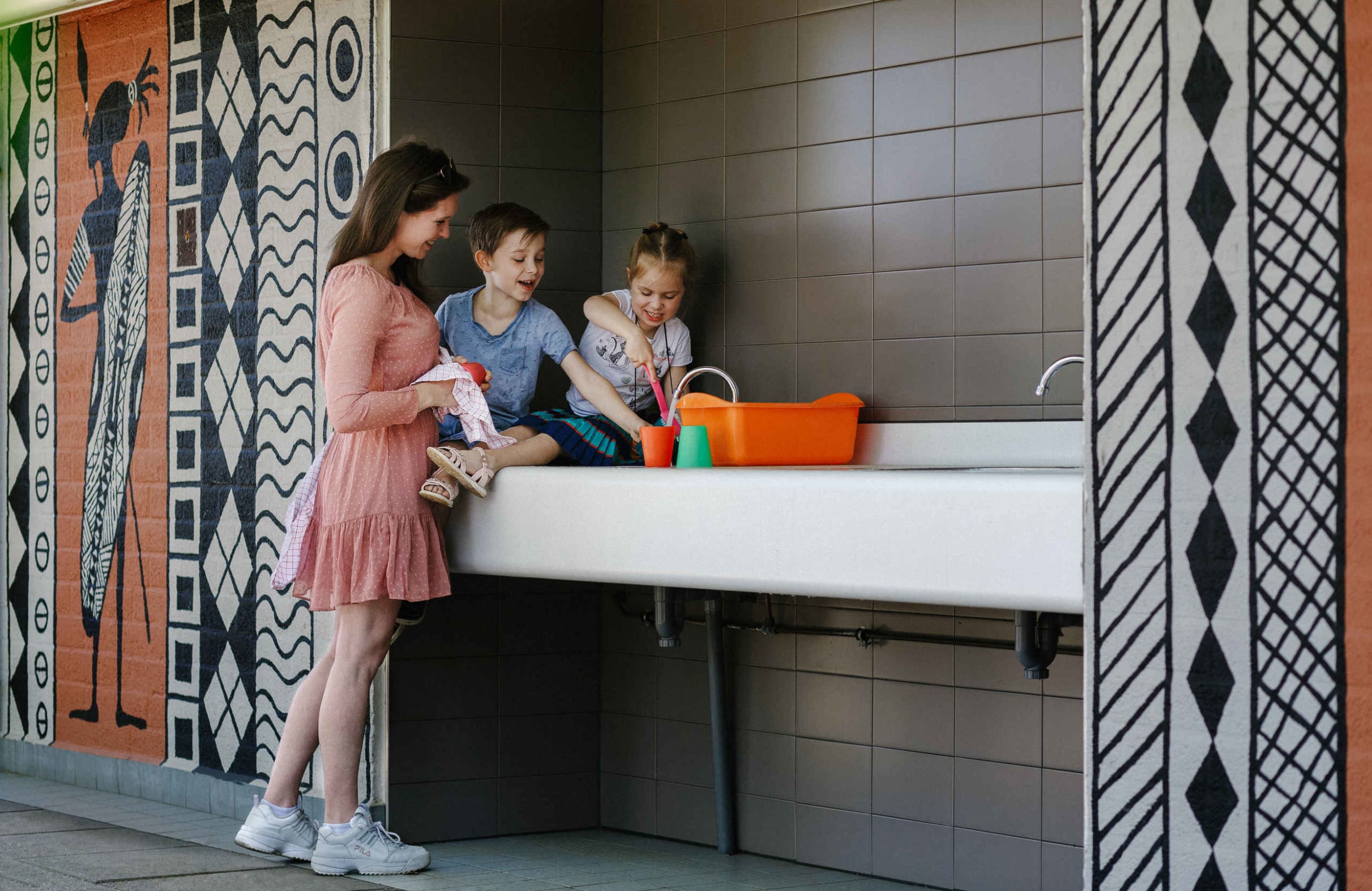 afwassen-gezin-moeder-kinderen-kamperen-lake-r