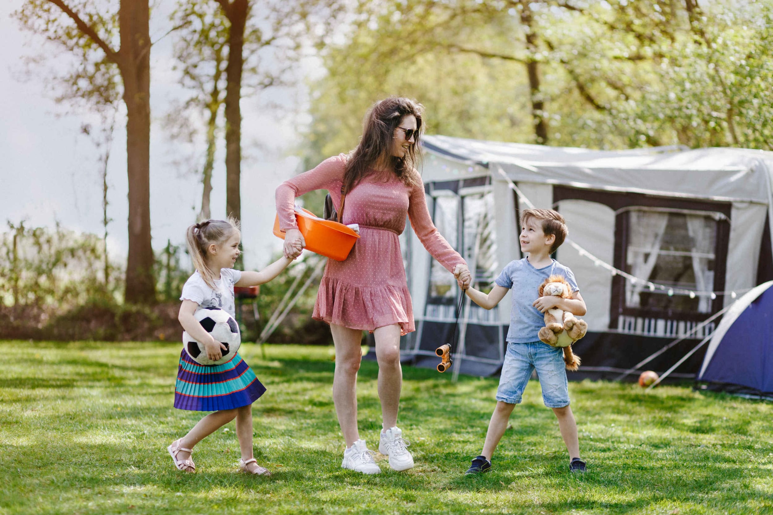 moeder-kinderen-afwas-spelen-kamperen-lake-res