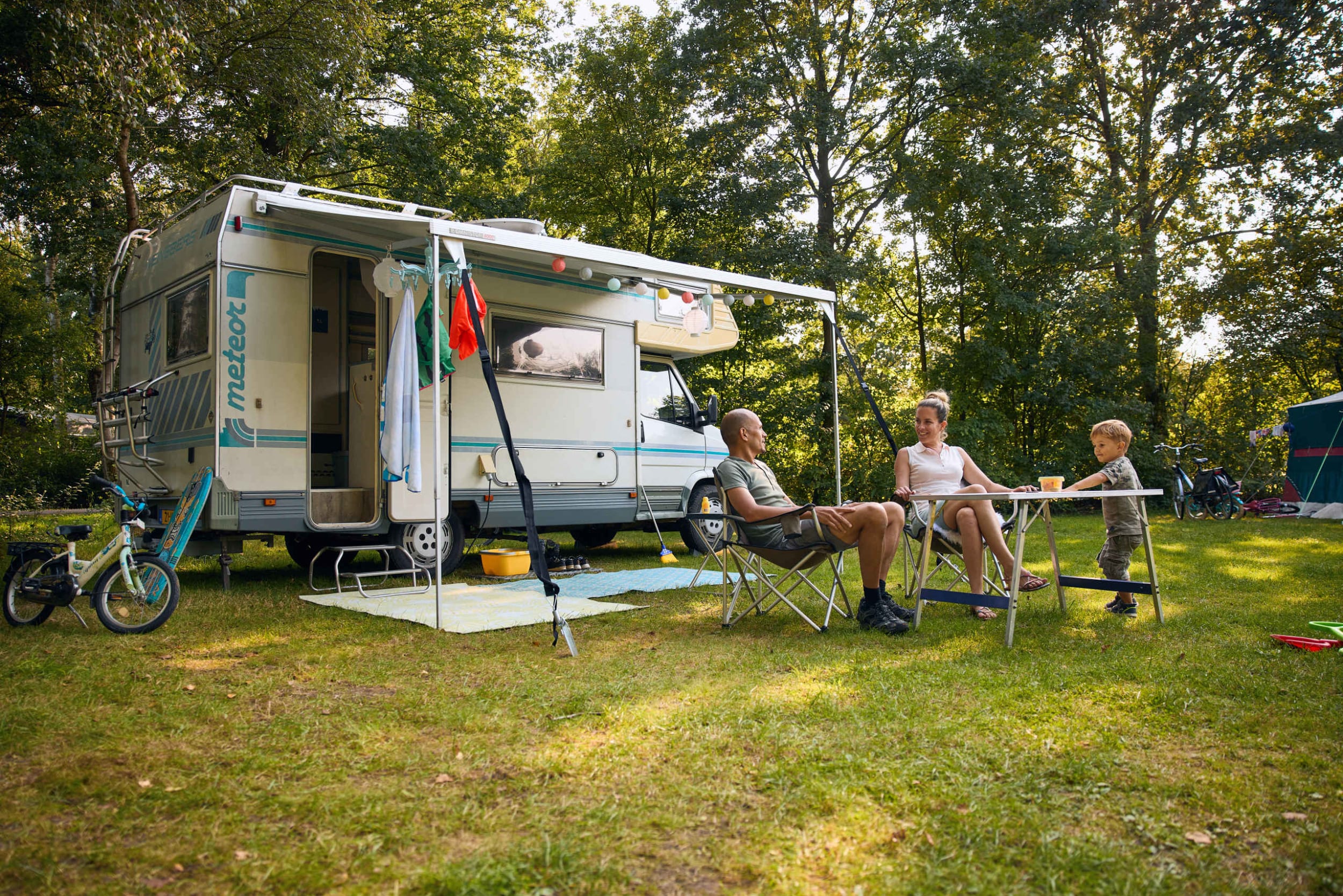 kampeerplaats-camper-zomer-gezin-jongen-kamper