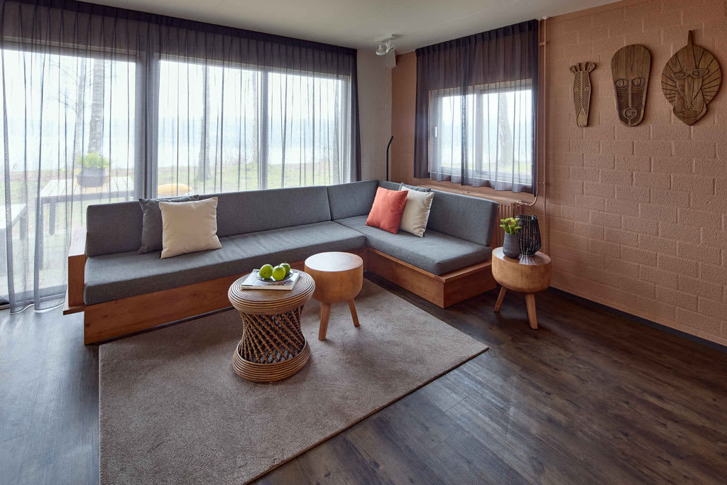 jungalow-plus-interieur-bank-woonkamer-lake-re