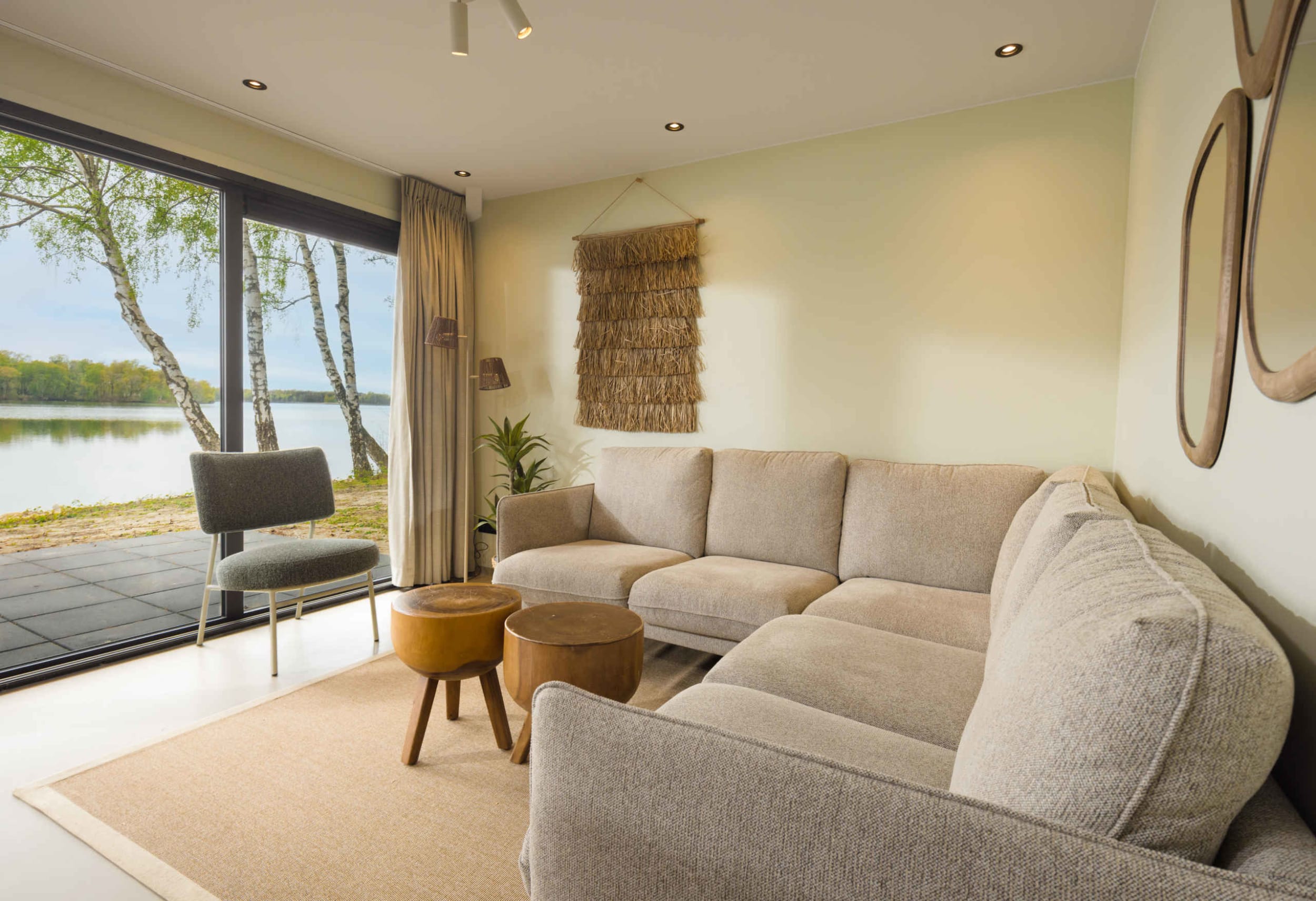 forest-jungalow-vernieuwd-indeling-woonkamer-5-personen-lake-resort-beekse-bergen