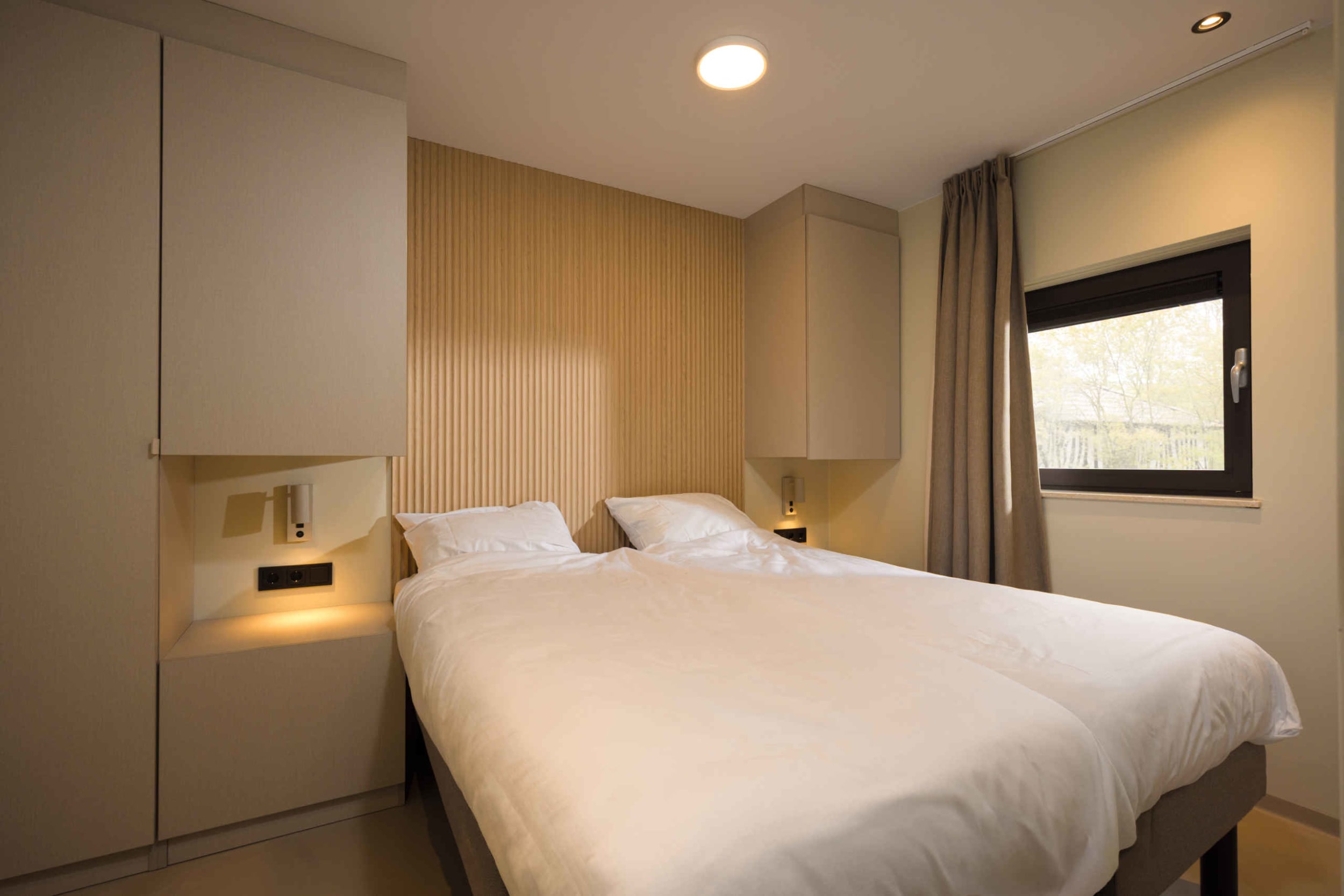 forest-jungalow-vernieuwd-tweepersoonsbed-lake-resort-beekse-bergen