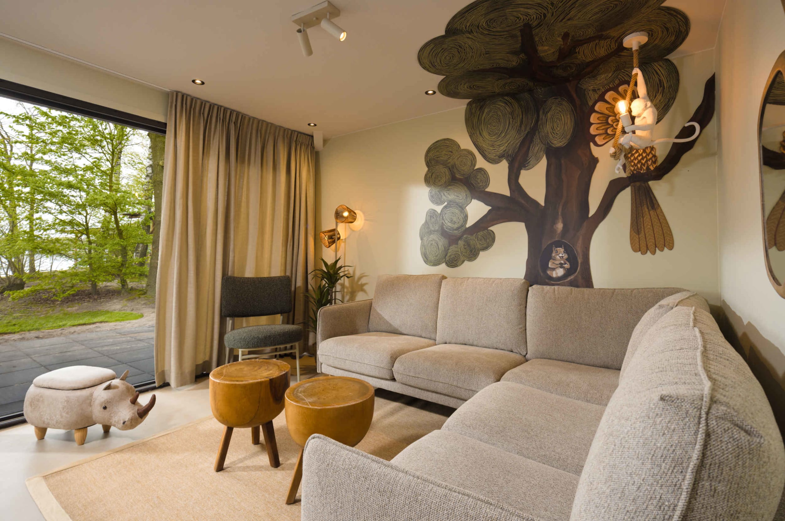 kids-jungalow-vernieuwd-woonkamer-lake-resort-beekse-bergen