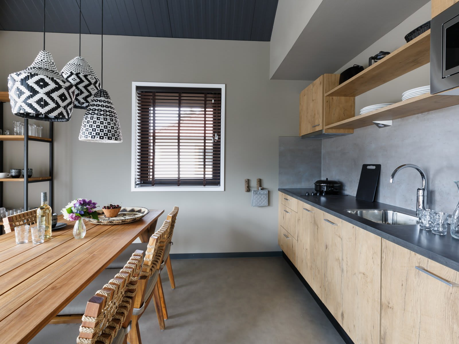 keuken-eettafel-aanrecht-lodge-safari-resort-b