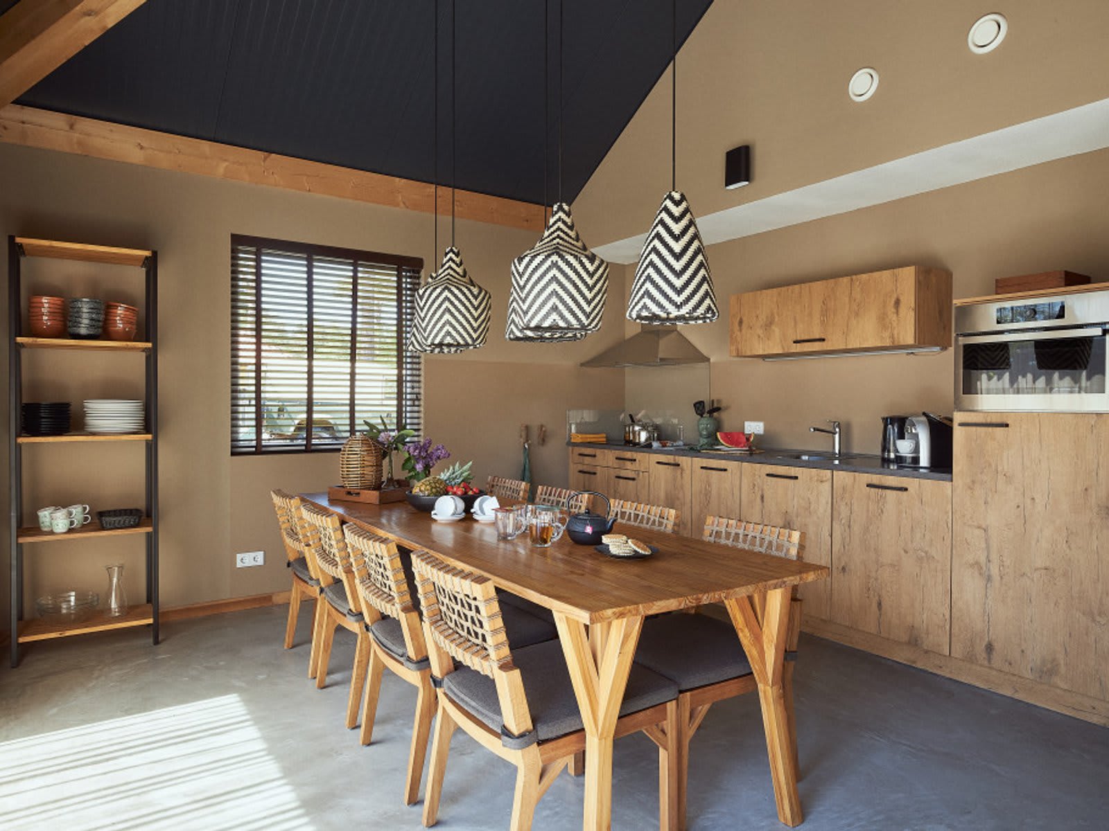 keuken-eettafel-savanne-lodge-safari-resort-be