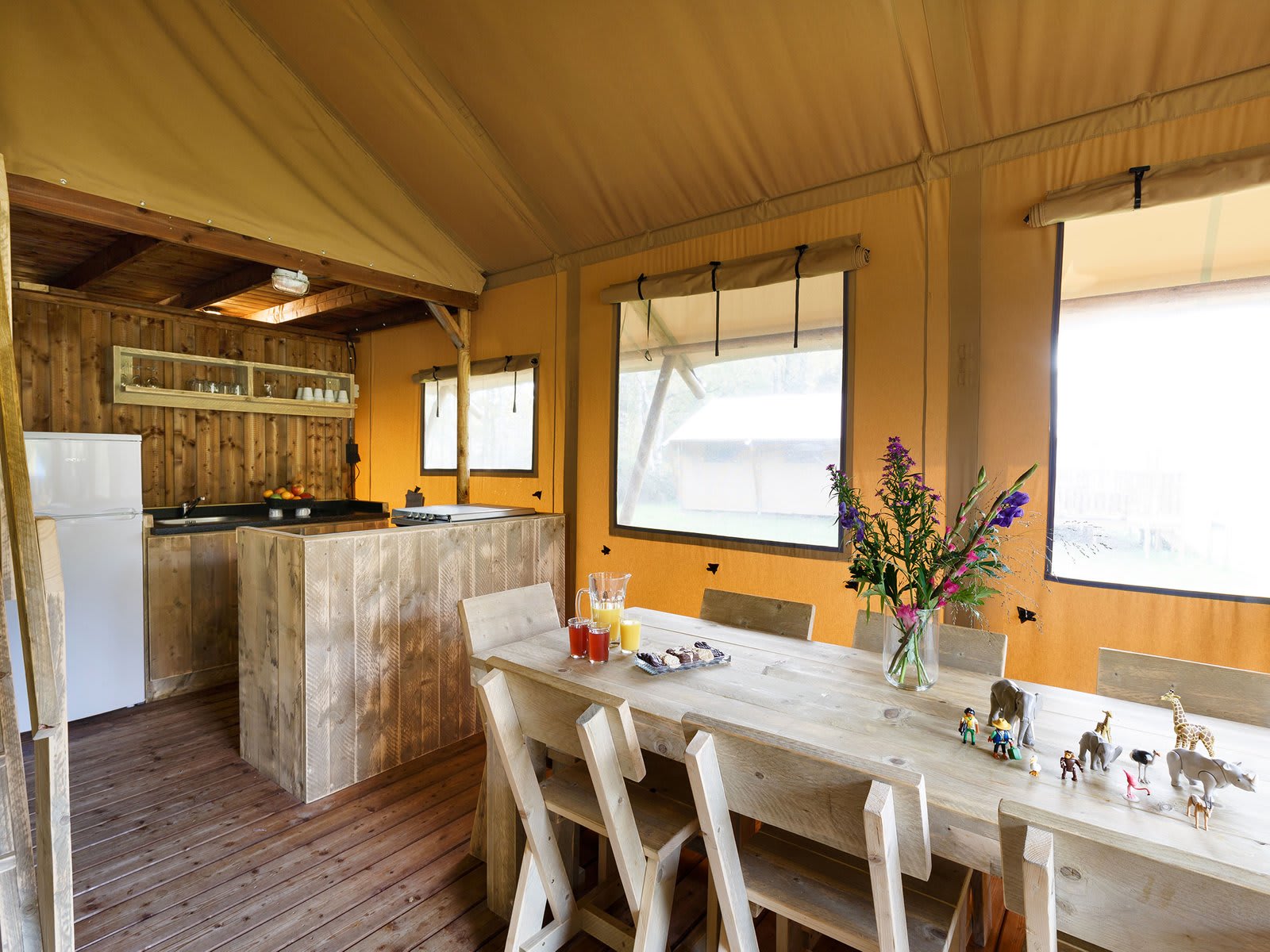 keuken-eettafel-tent-safari-resort-beekse-berg