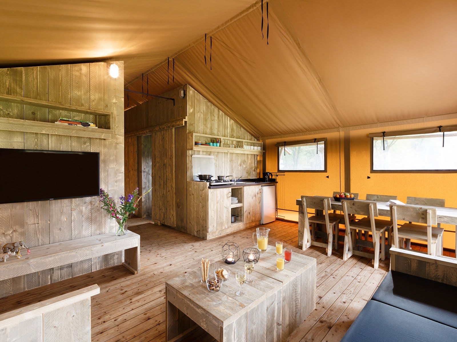 leefruimte-zithoek-tv-tent-safari-resort-beeks