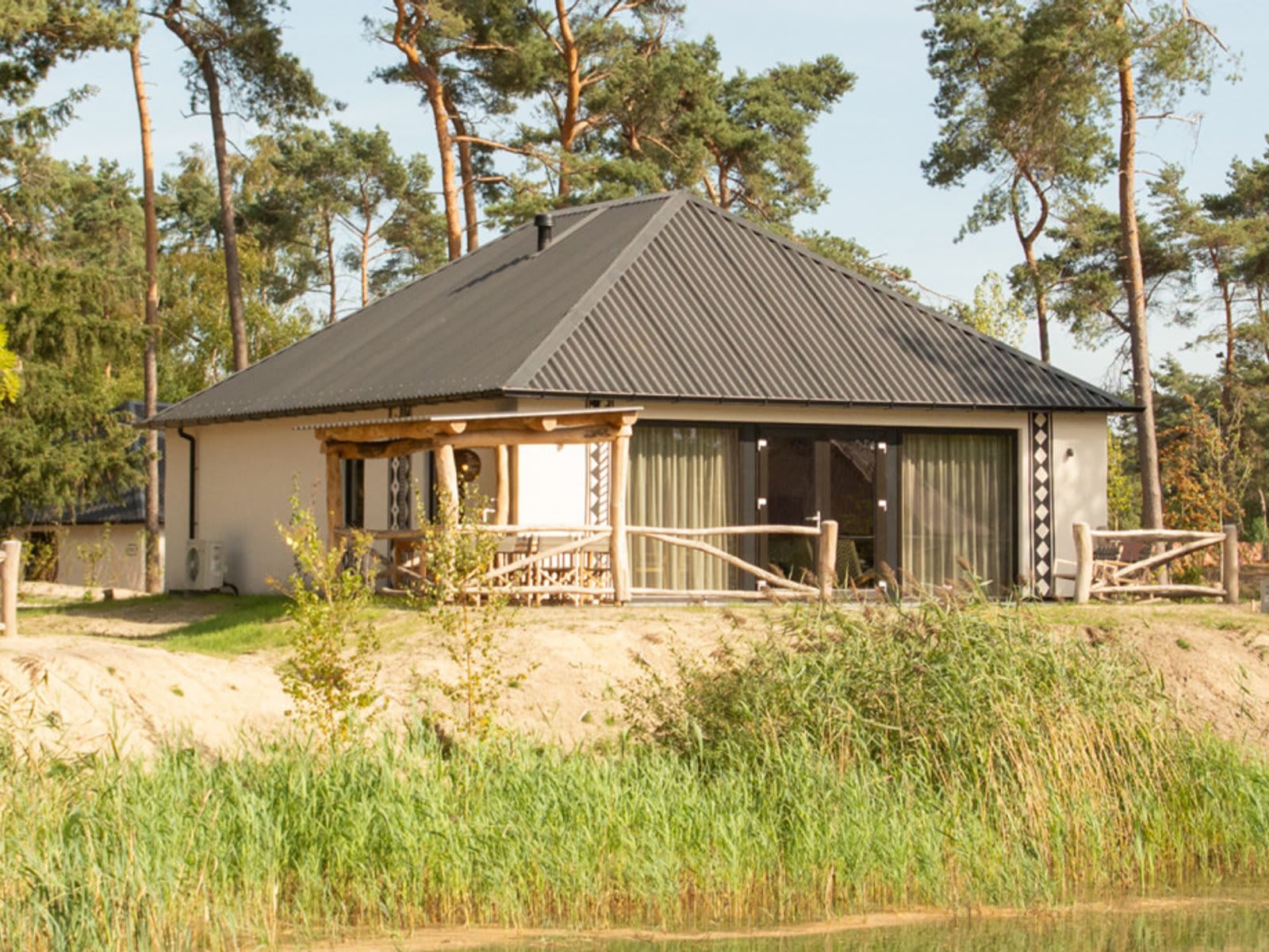 accommodatie-vooraanzicht-lodge-safari-resort-