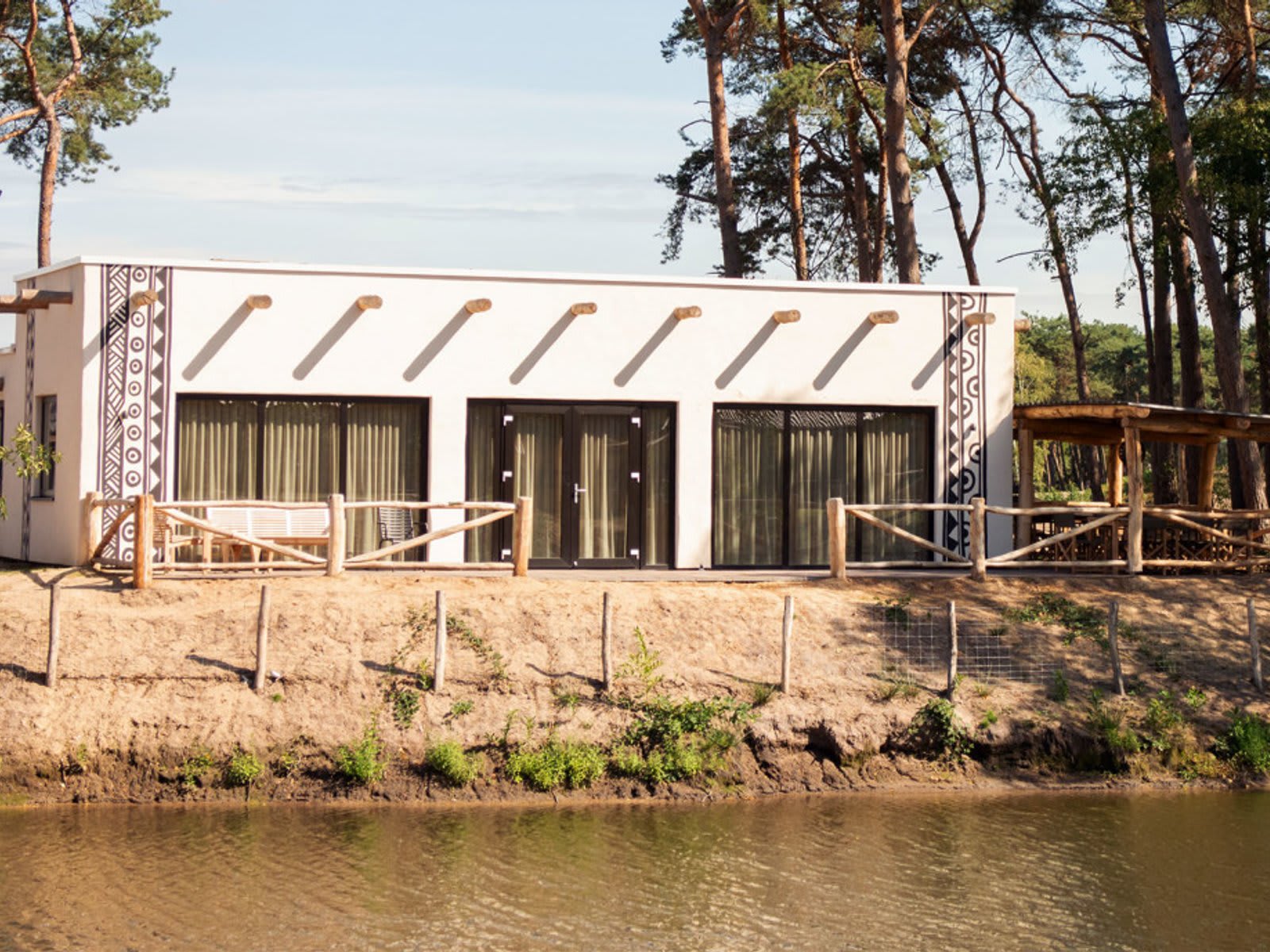 accommodatie-groepslodge-vooraanzicht-safari-r