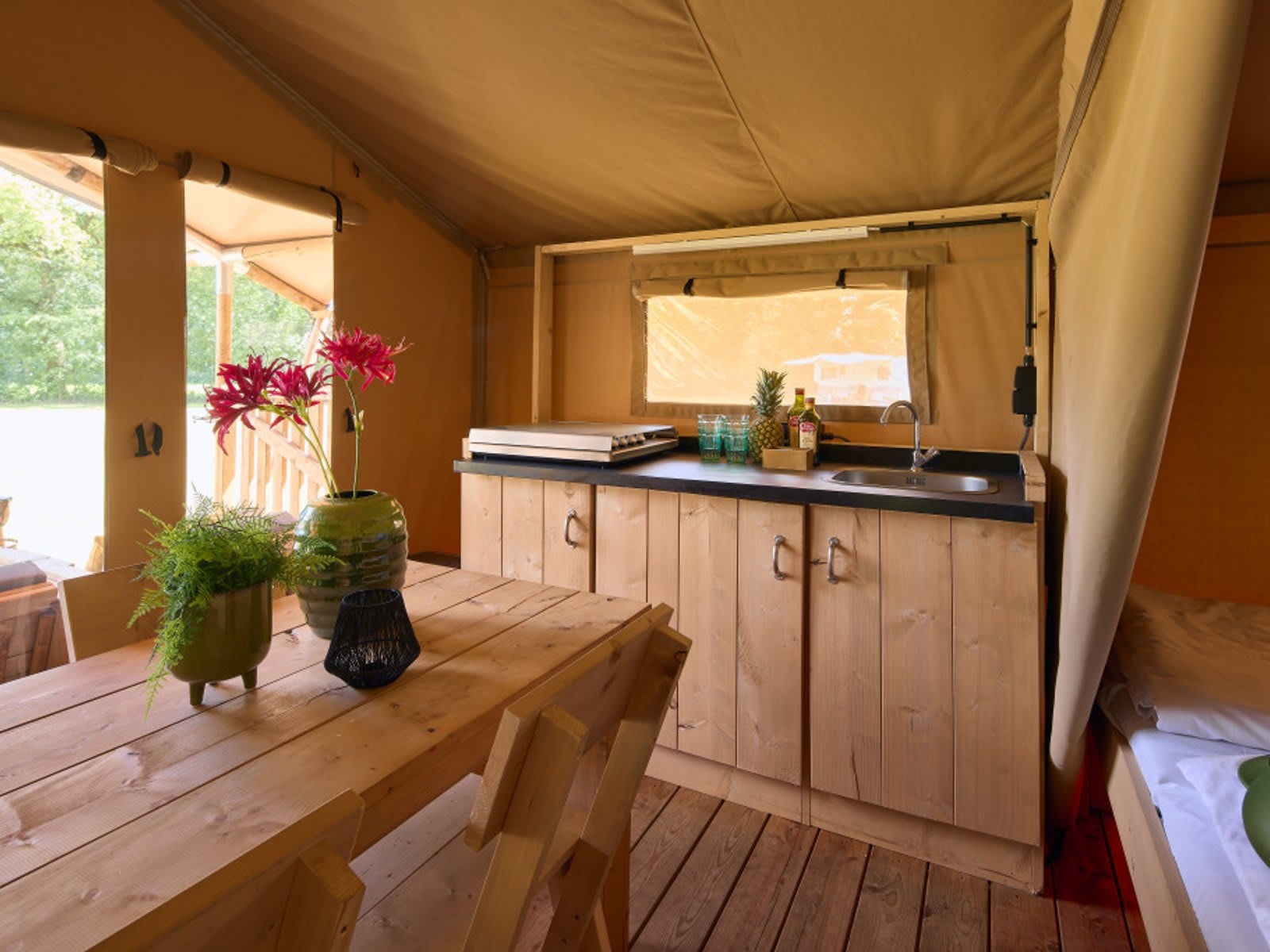leefruimte-eettafel-bungalowtent-lake-resort-b