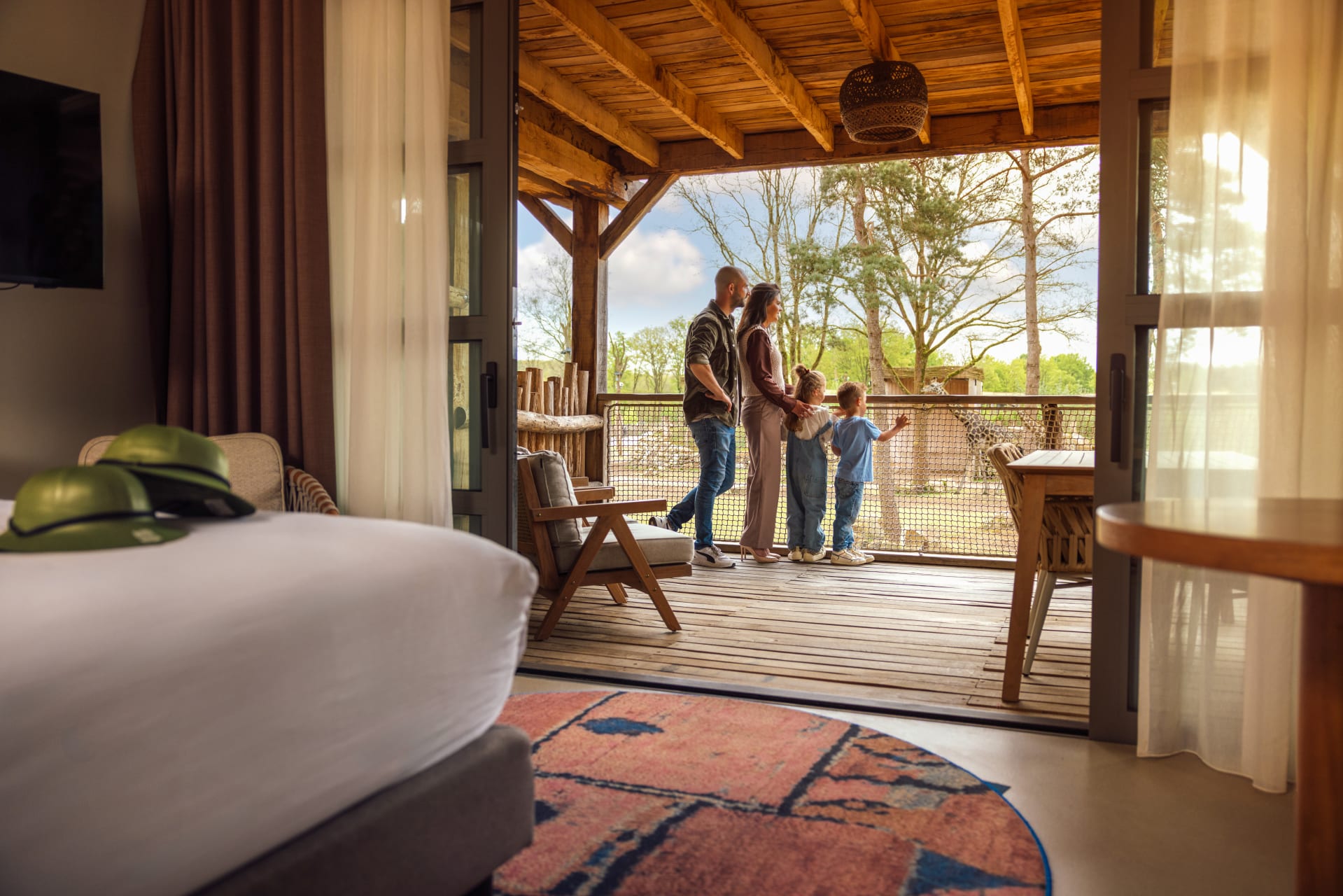 gezin-terras-savanne-room-safari-hotel-beekse-