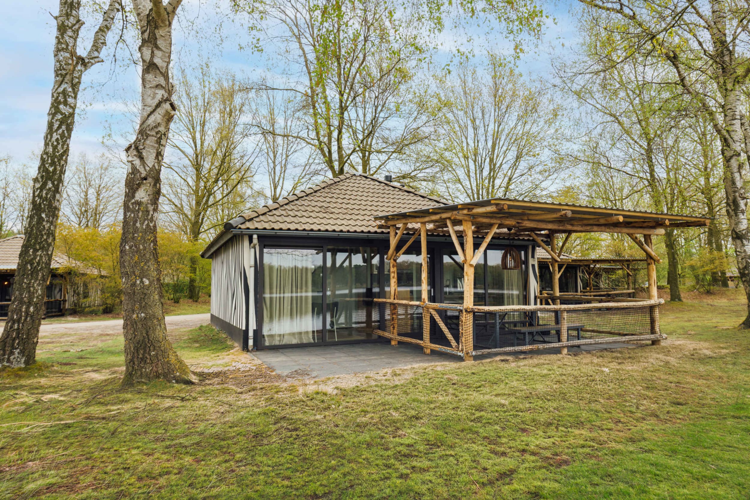 forest-jungalow-vernieuwd-exterieur-lake-resort-beekse-bergen