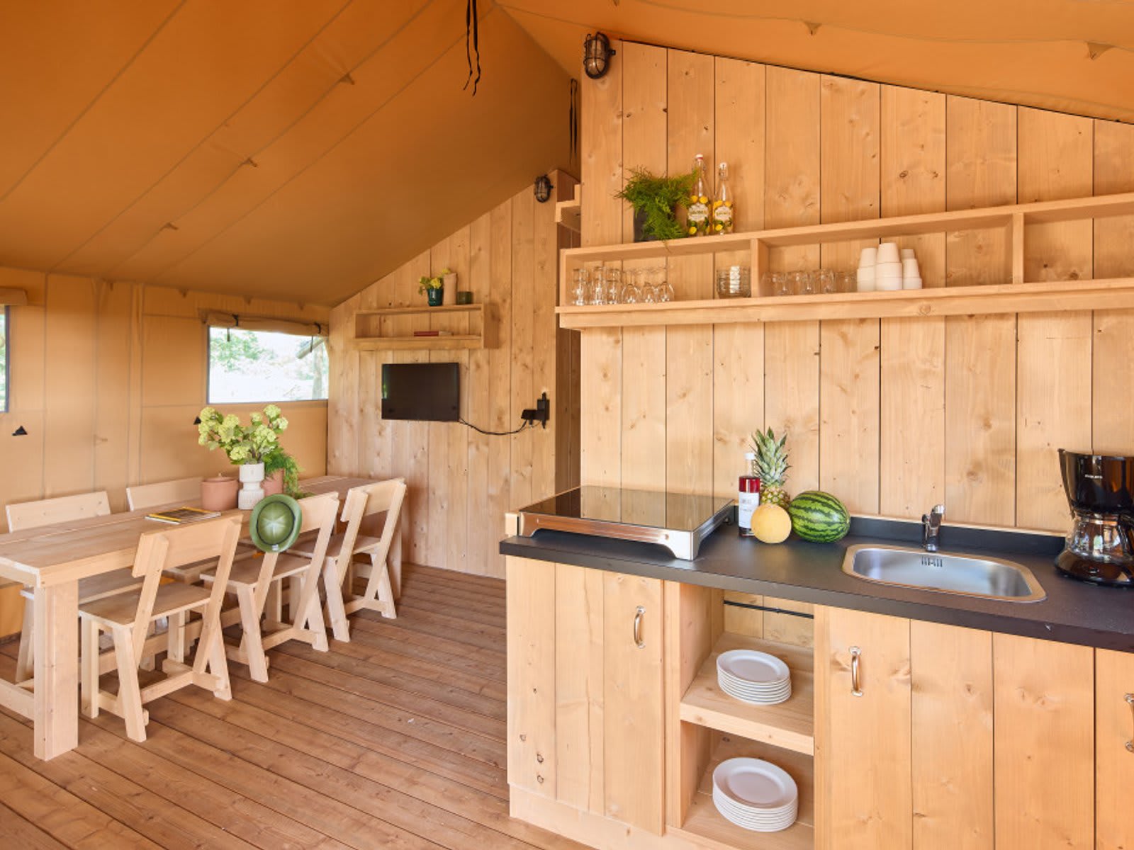 keuken-eettafel-darwin-safaritent-lake-resort-