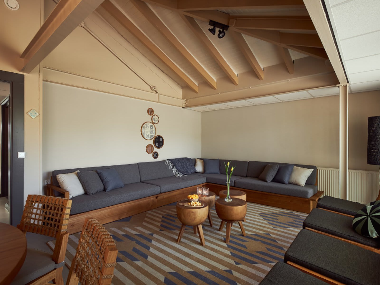 leefruimte-zithoek-groepsjungalow-restyled-lak