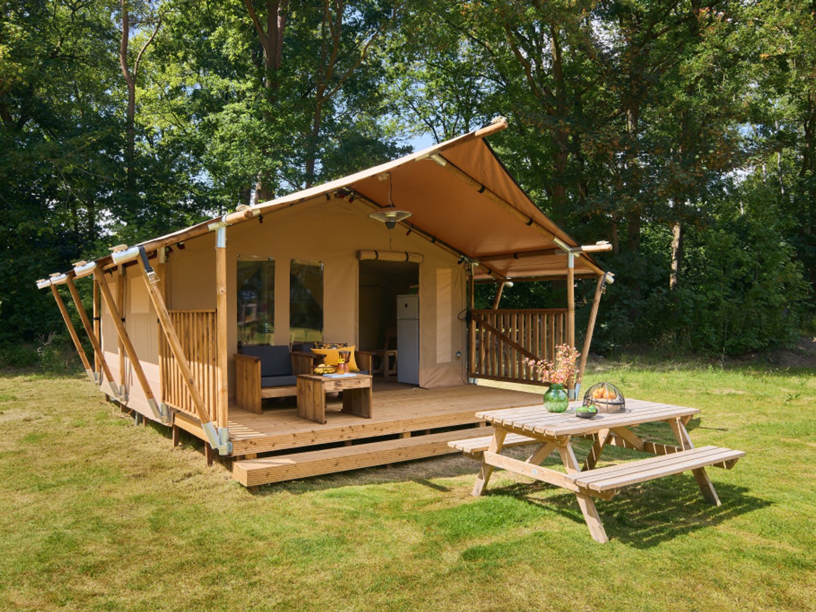 accommodatie-bugalowtent-leeuw-lake-resort-bee